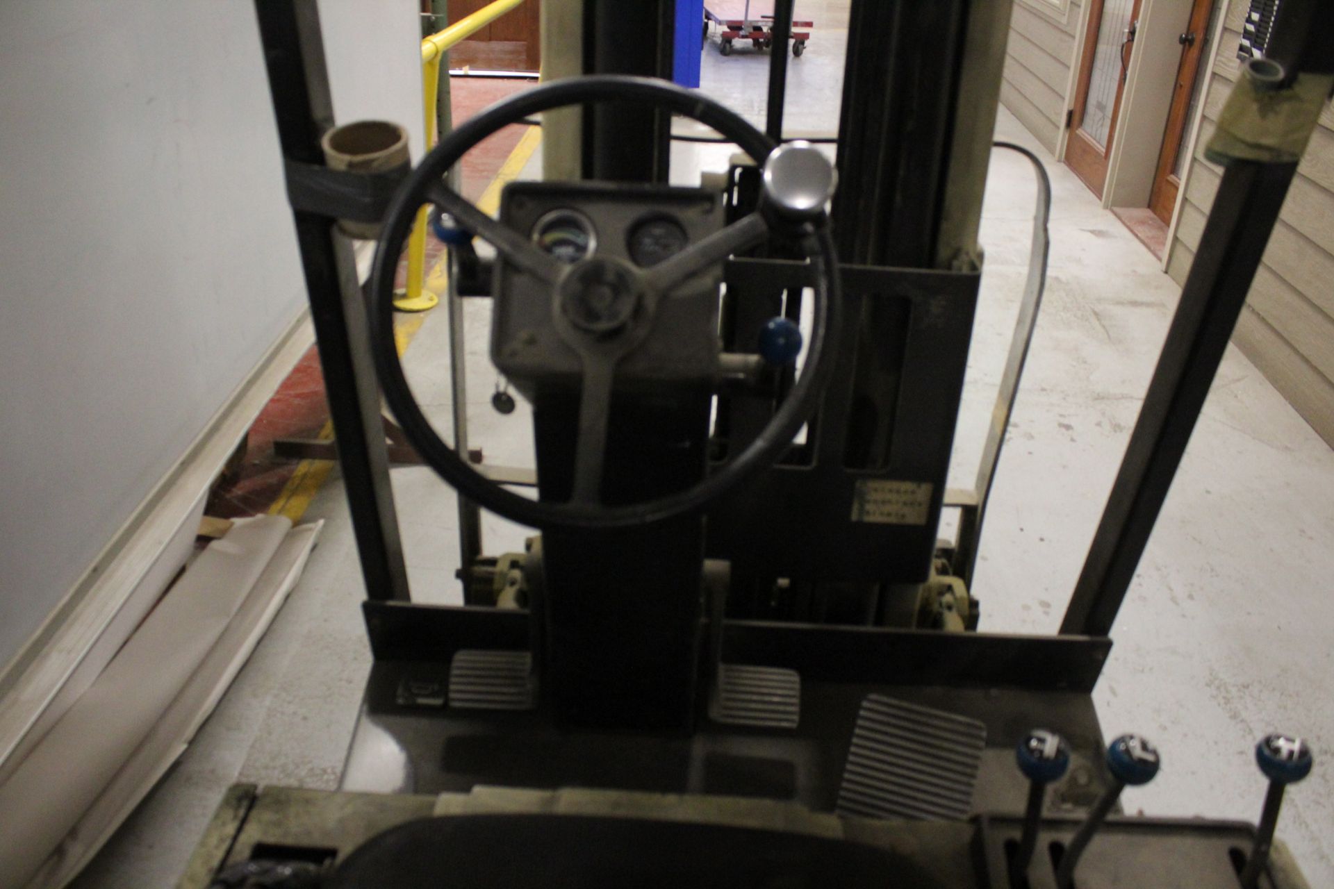 CROWN MODEL 30SCTT ELECTRIC FORKLIFT, S/N W9758, 2,500 CAP., 172" LIFT HEIGHT, SIDE SHIFT, 10,885 - Image 5 of 7