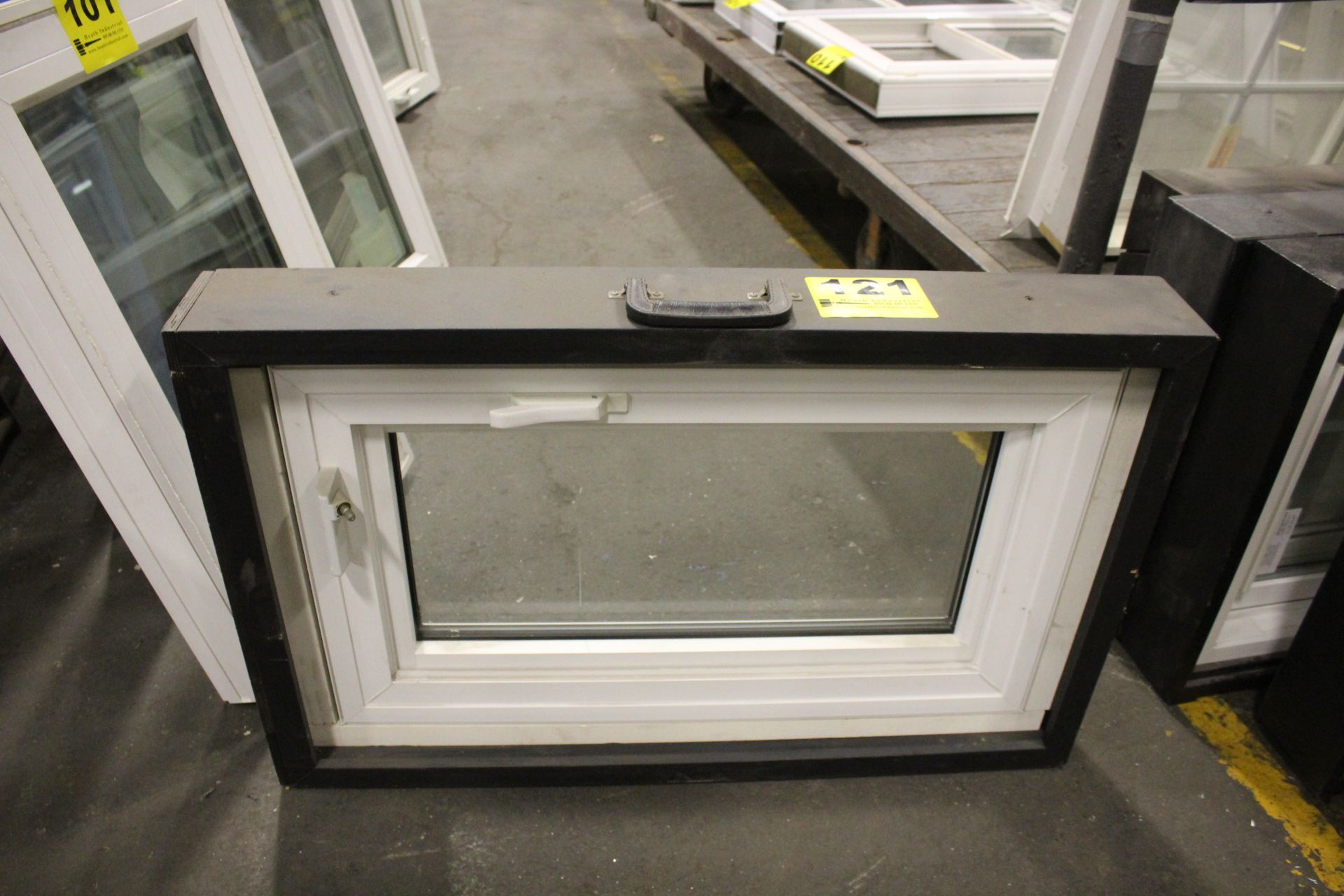 SAMPLE VINYL CASEMENT WINDOW, 32" X 19"