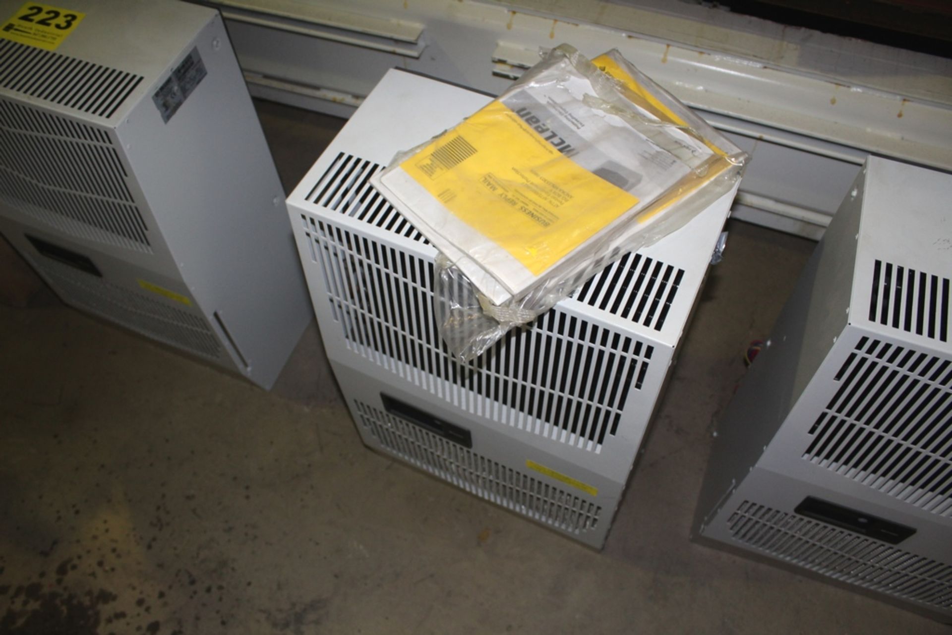 HOFFMAN SPECTRACOOL MODEL G280446G050 AIR CONDITIONING UNIT, 460V 3 PHASE 4,900 BTU / HOUR