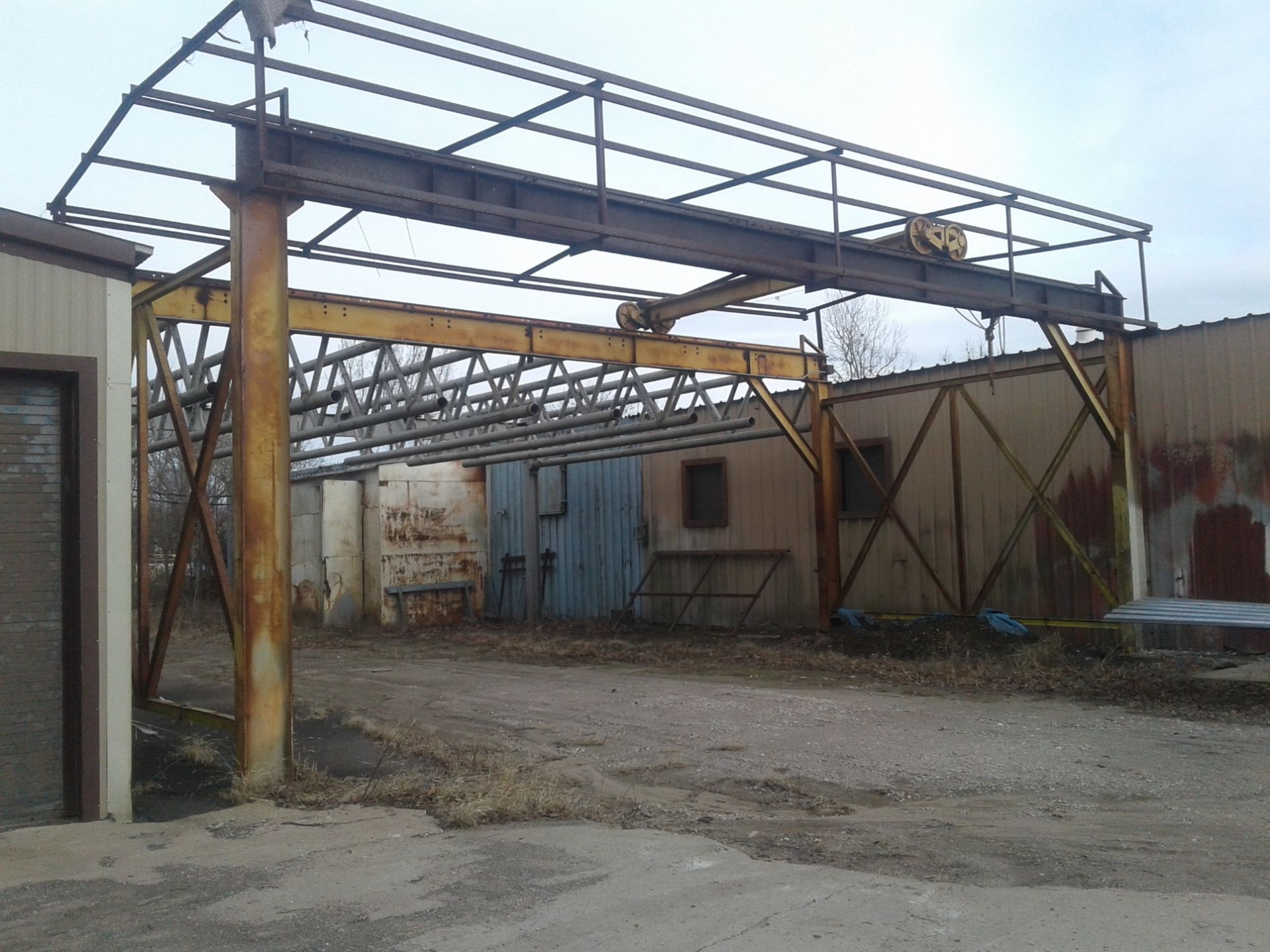 OUTDOOR FREE STANDING CRANE, APPROX 40' X 20', WITH OVERHEAD STEEL TROLLY - Image 2 of 8