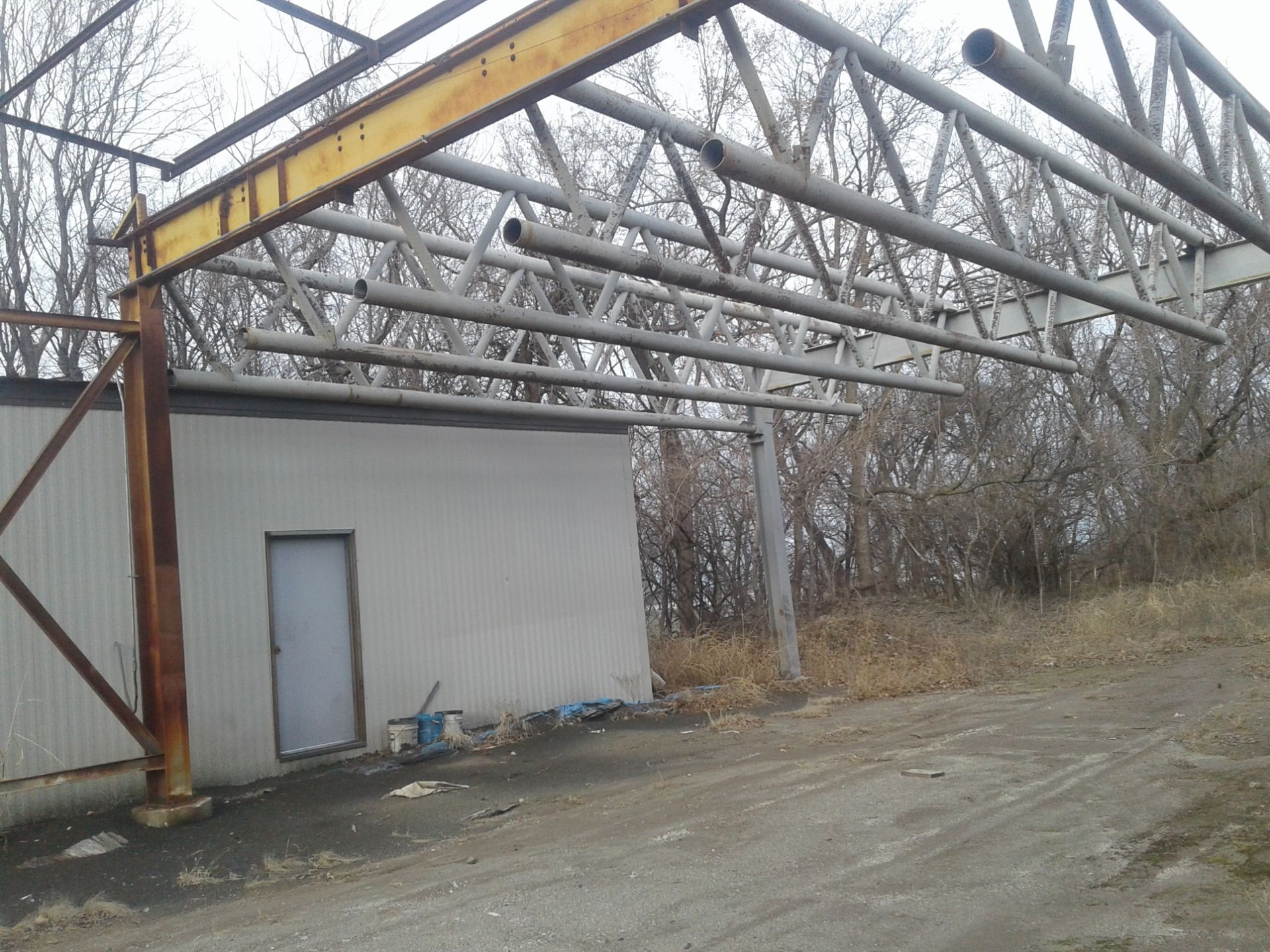 OUTDOOR FREE STANDING CRANE, APPROX 40' X 20', WITH OVERHEAD STEEL TROLLY - Image 6 of 8