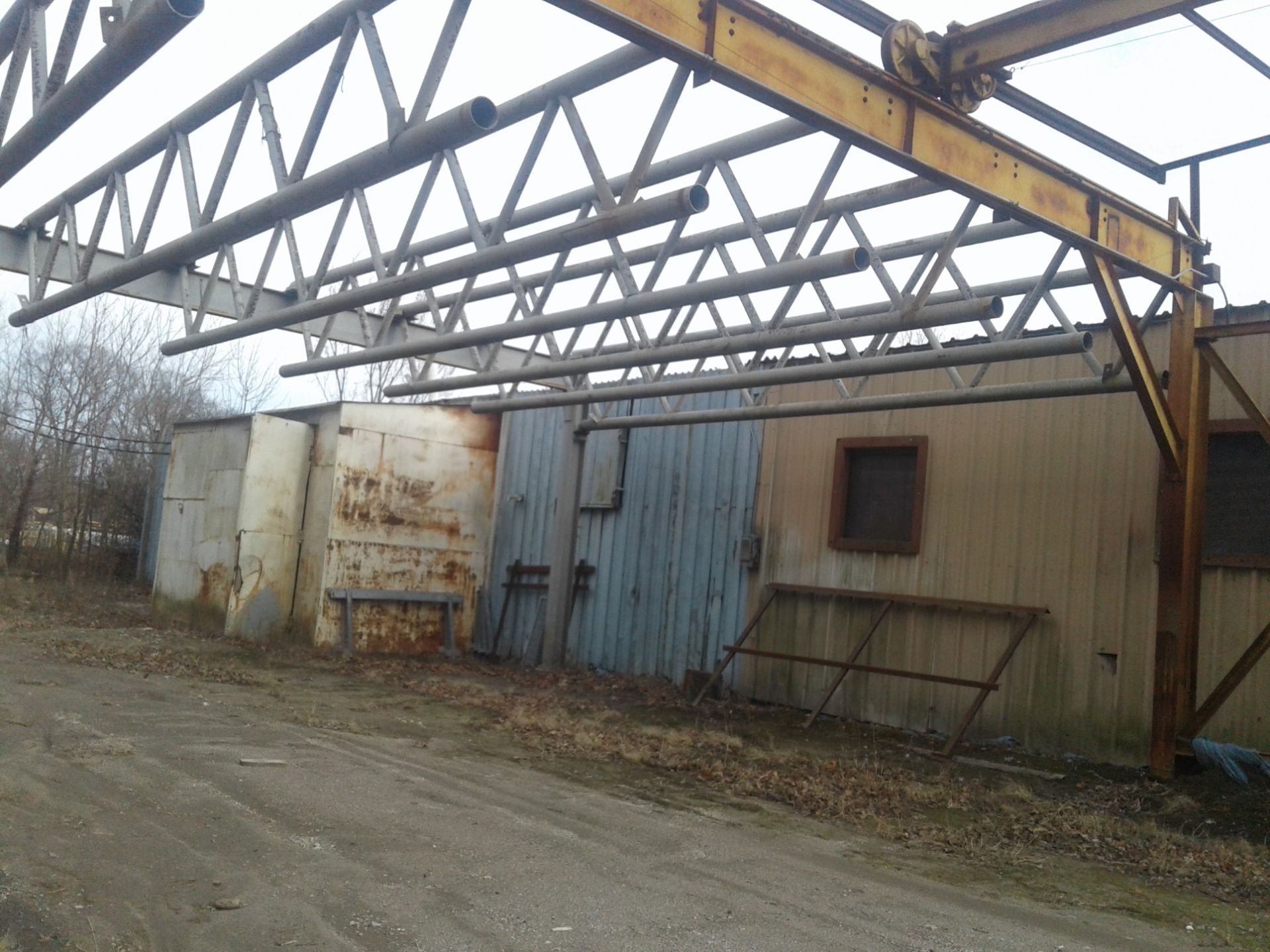 OUTDOOR FREE STANDING CRANE, APPROX 40' X 20', WITH OVERHEAD STEEL TROLLY - Image 5 of 8