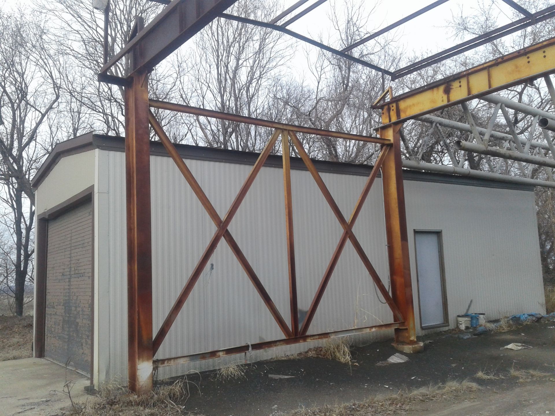 OUTDOOR FREE STANDING CRANE, APPROX 40' X 20', WITH OVERHEAD STEEL TROLLY - Image 4 of 8