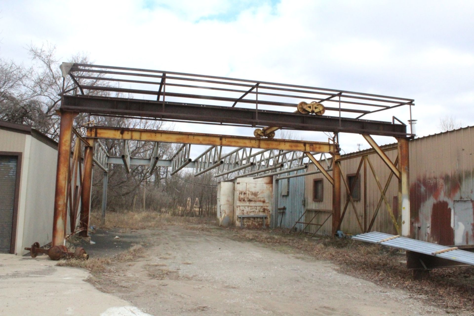 OUTDOOR FREE STANDING CRANE, APPROX 40' X 20', WITH OVERHEAD STEEL TROLLY