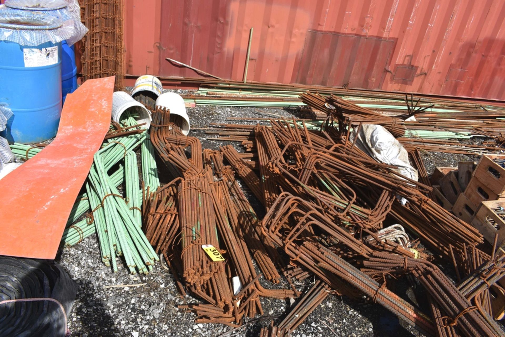 LARGE QUANTITY OF ASSORTED REBAR - Image 3 of 5