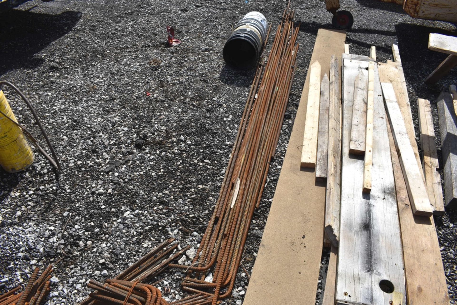 LARGE QUANTITY OF ASSORTED REBAR - Image 2 of 5