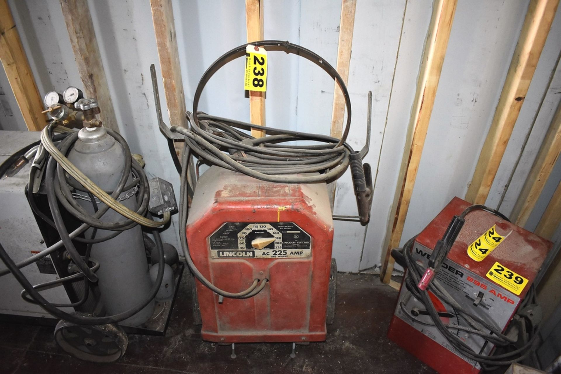 LINCOLN AC 225 AMP PORTABLE WELDER