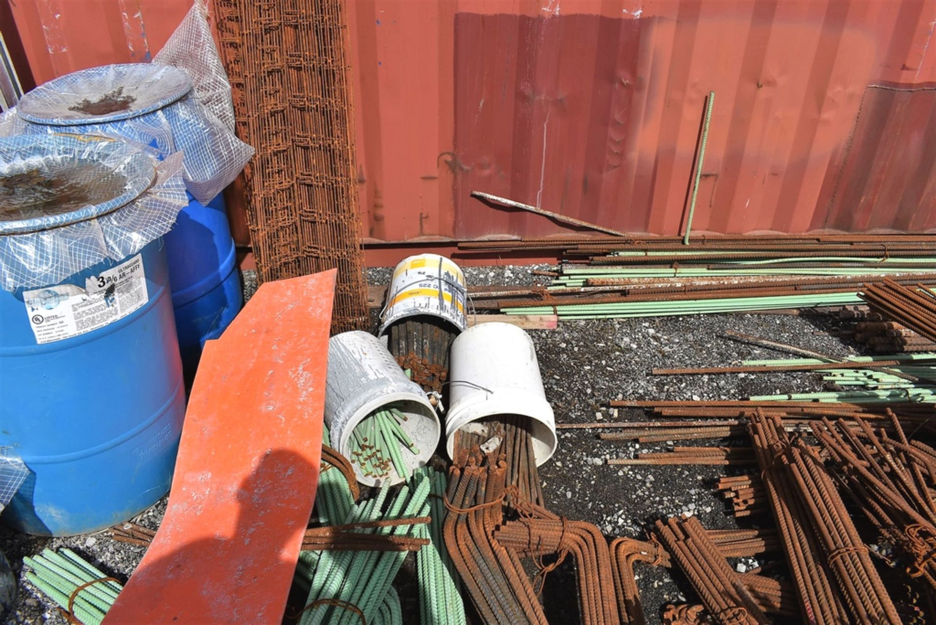 LARGE QUANTITY OF ASSORTED REBAR - Image 4 of 5