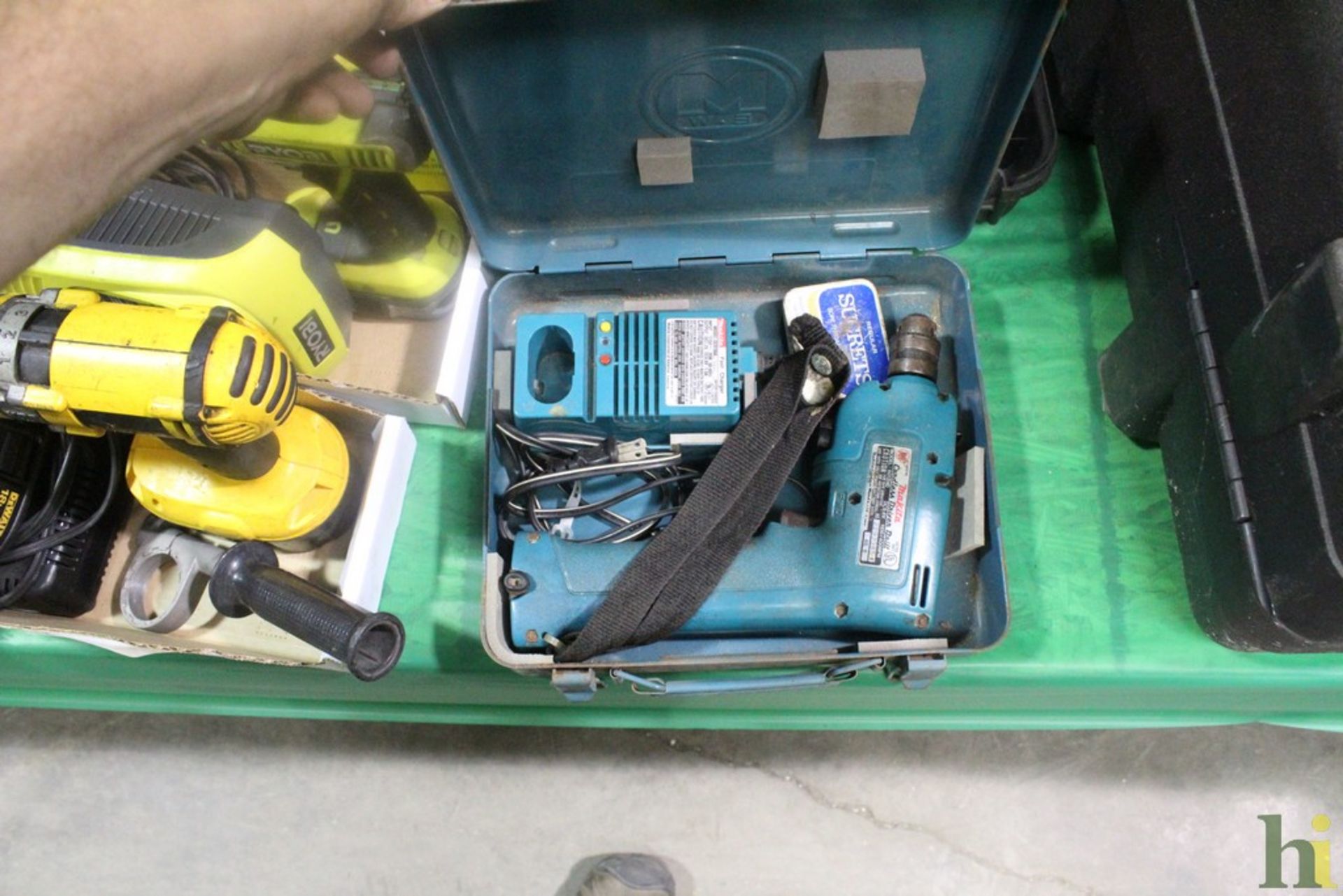 MAKITA MODEL 6012HD RECHARGEABLE DRILL WITH BATTERY AND CHARGER WITH CASE