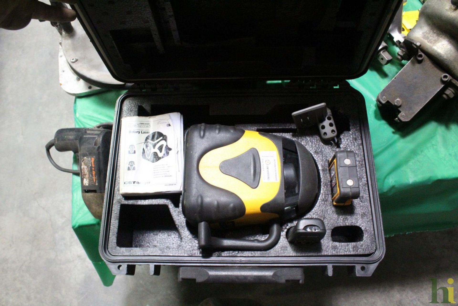 CST/BERGER AL-SERIES ELECTRONIC SELF-LEVELING LASER LEVEL SYSTEM IN CASE