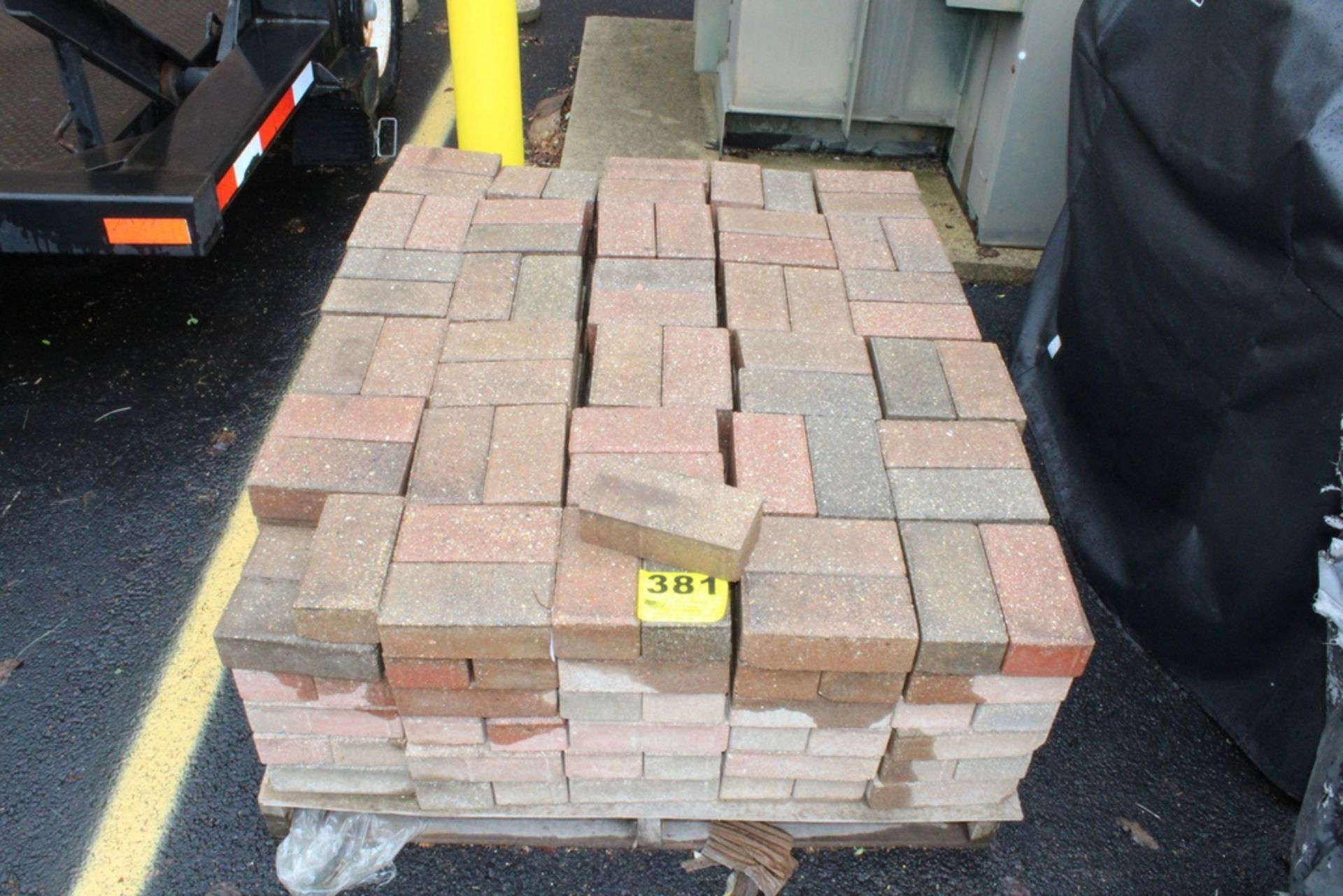 ASSORTED BRICKS ON SKID - THIS ITEM LOCATED AT 1530 WILEY ROAD, SCHAUMBURG, IL