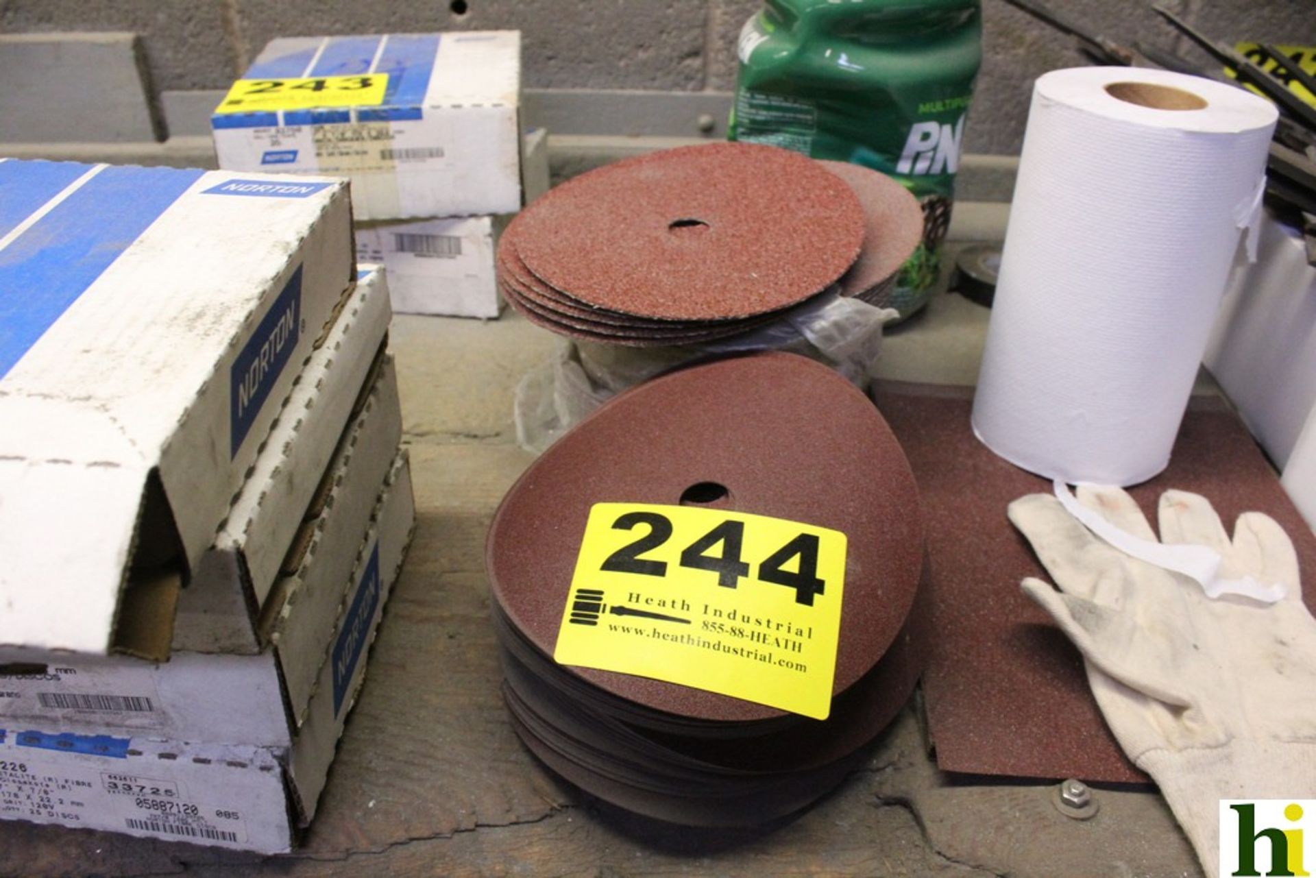 LOT - NORTON 7" X 7/8" SANDING DISCS