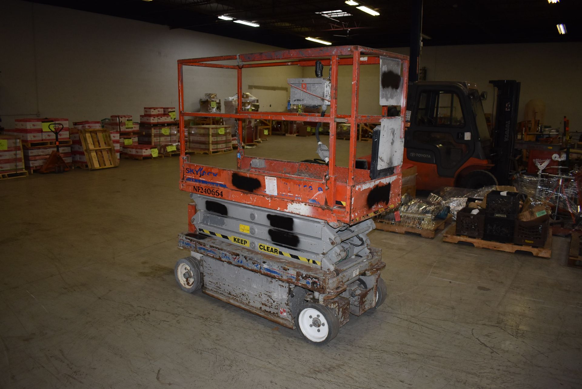 SKYJACK SJIII 3219 19 FT ELECTRIC SCISSOR LIFT S/N: 240664 (2004), 550 LB PLATFORM CAPACITY, 25 FT - Image 5 of 14