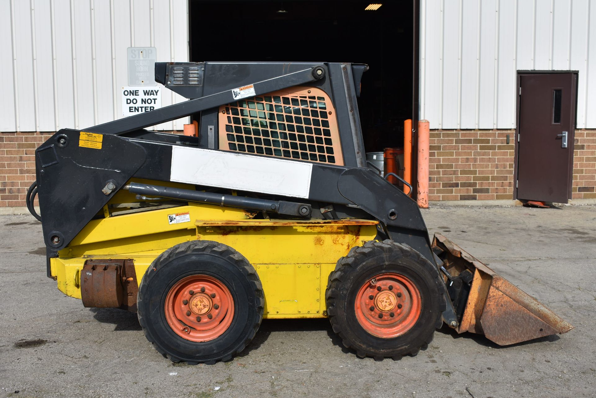 2004 NEW HOLLAND LS180 SKID STEER LOADER S/N: LMU023155, BUCKET, AUX. HYDRAULICS, CAB W/HEAT, 12.5- - Image 6 of 17