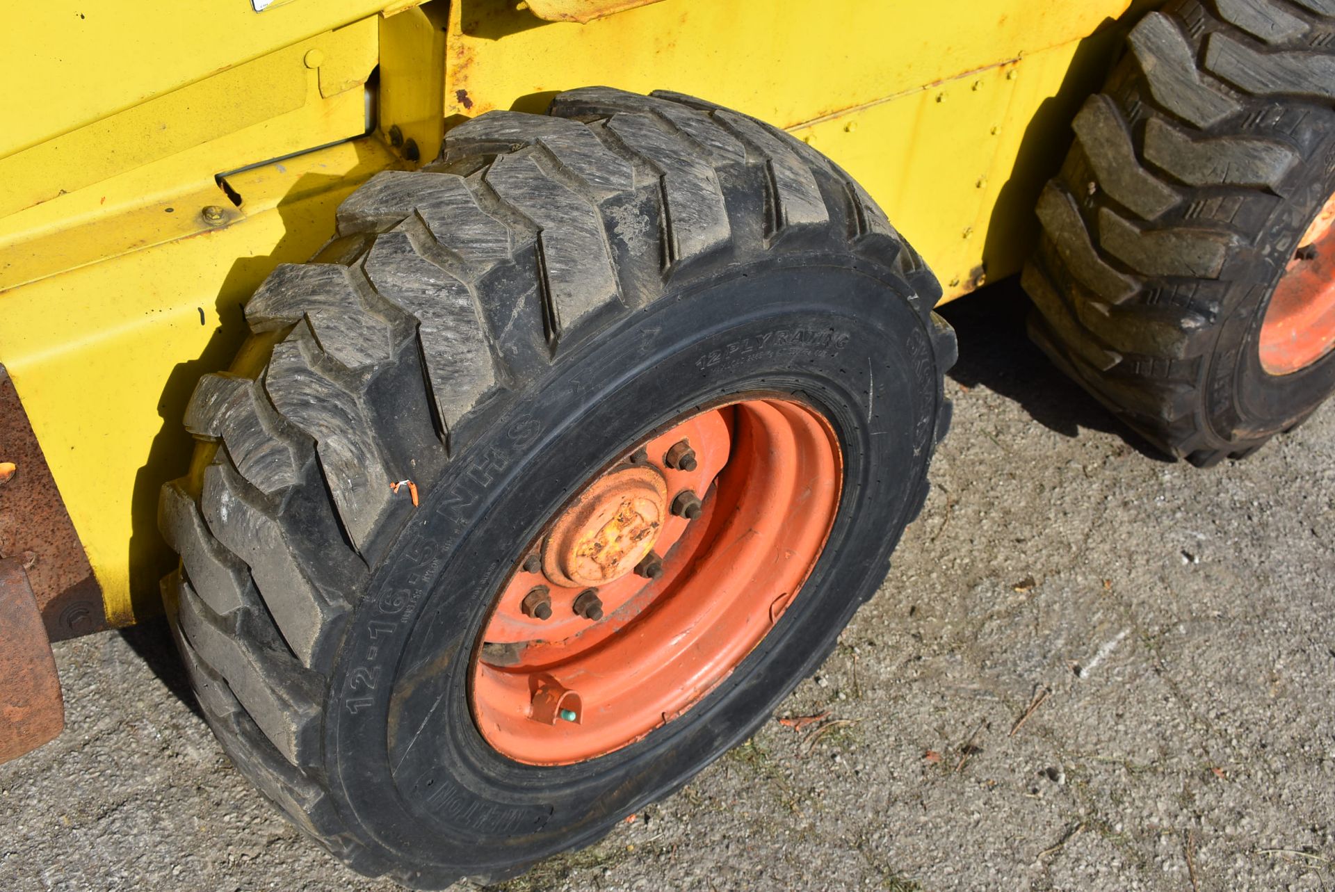 2004 NEW HOLLAND LS180 SKID STEER LOADER S/N: LMU023155, BUCKET, AUX. HYDRAULICS, CAB W/HEAT, 12.5- - Image 13 of 17