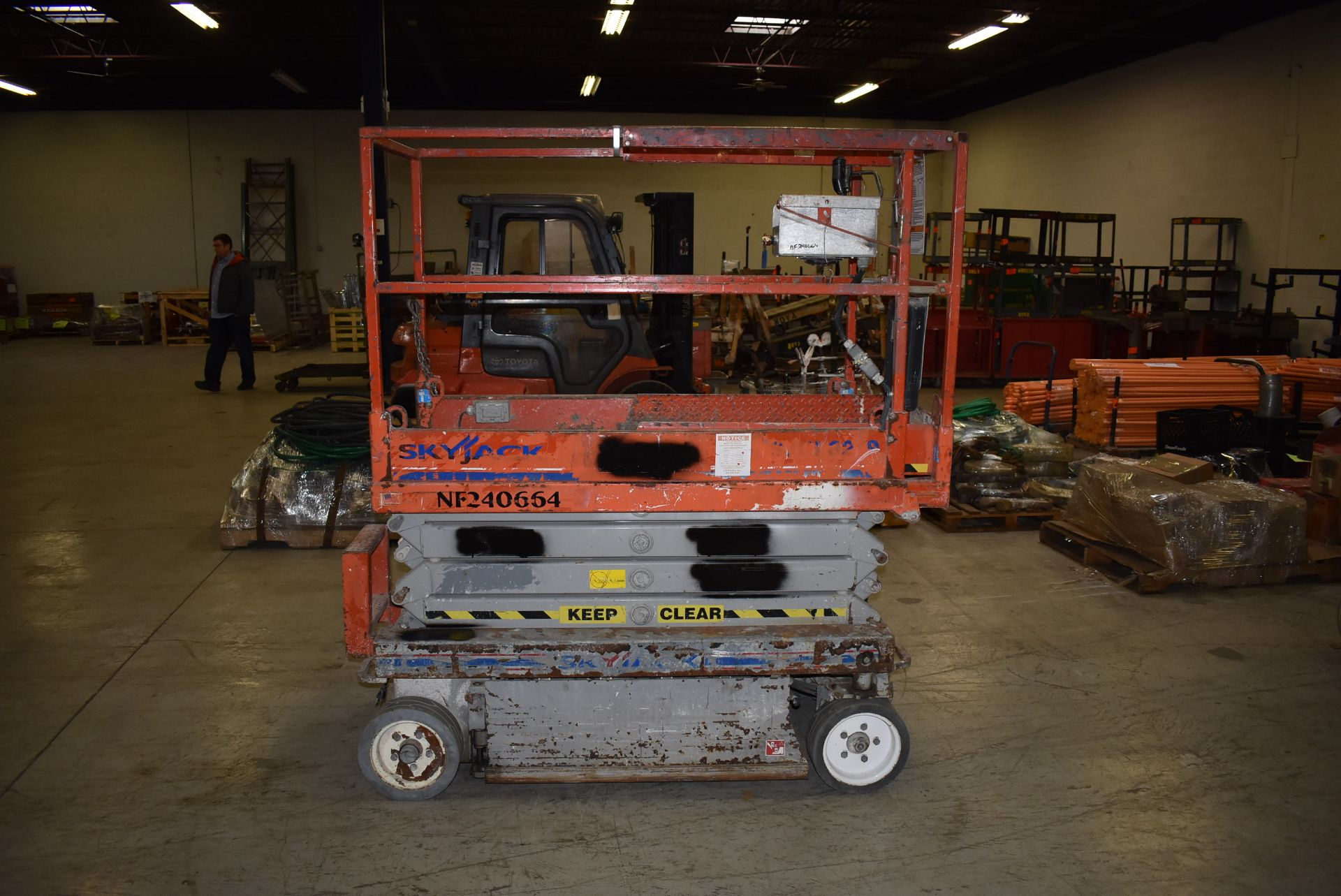 SKYJACK SJIII 3219 19 FT ELECTRIC SCISSOR LIFT S/N: 240664 (2004), 550 LB PLATFORM CAPACITY, 25 FT - Image 6 of 14