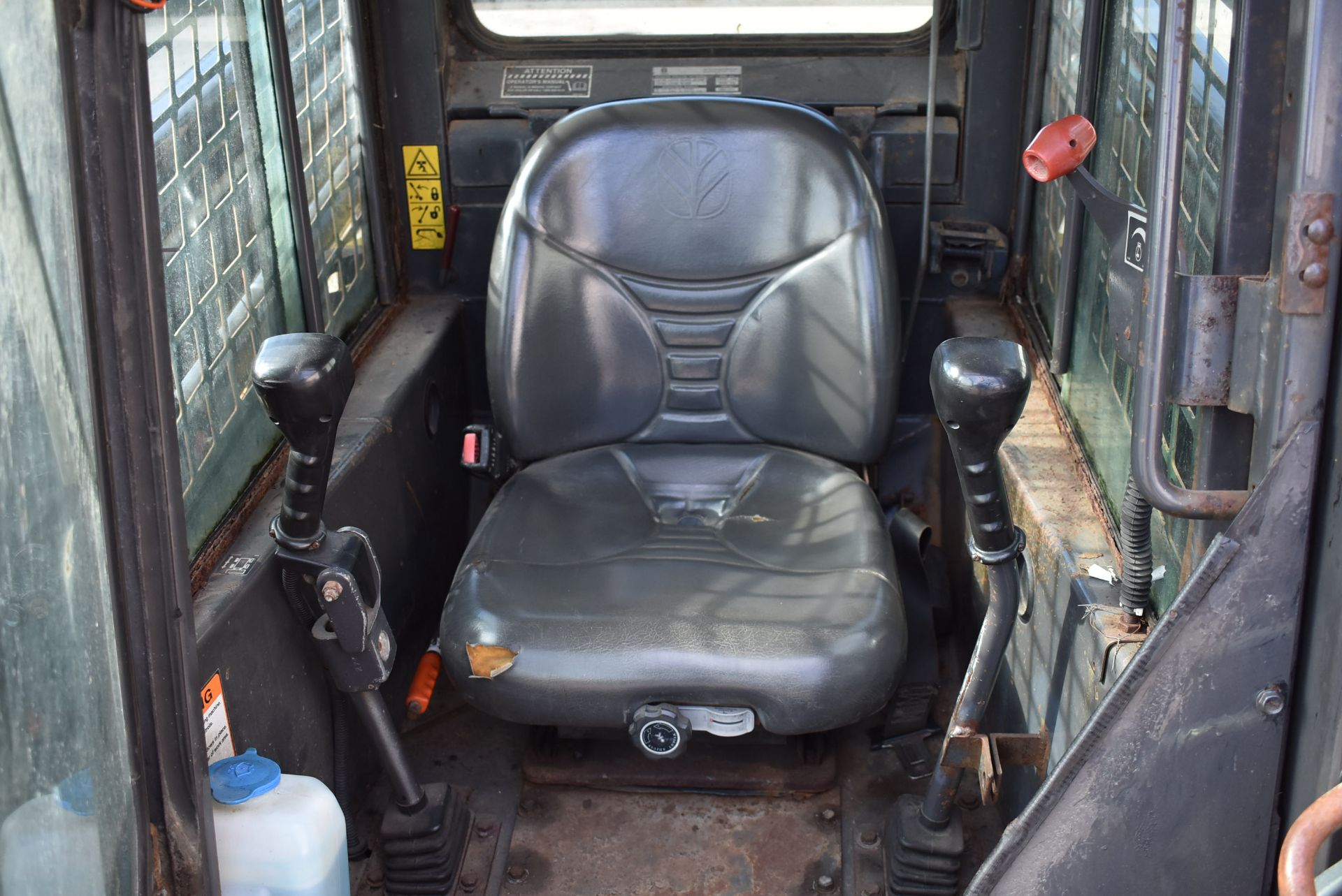 2004 NEW HOLLAND LS180 SKID STEER LOADER S/N: LMU023155, BUCKET, AUX. HYDRAULICS, CAB W/HEAT, 12.5- - Image 16 of 17