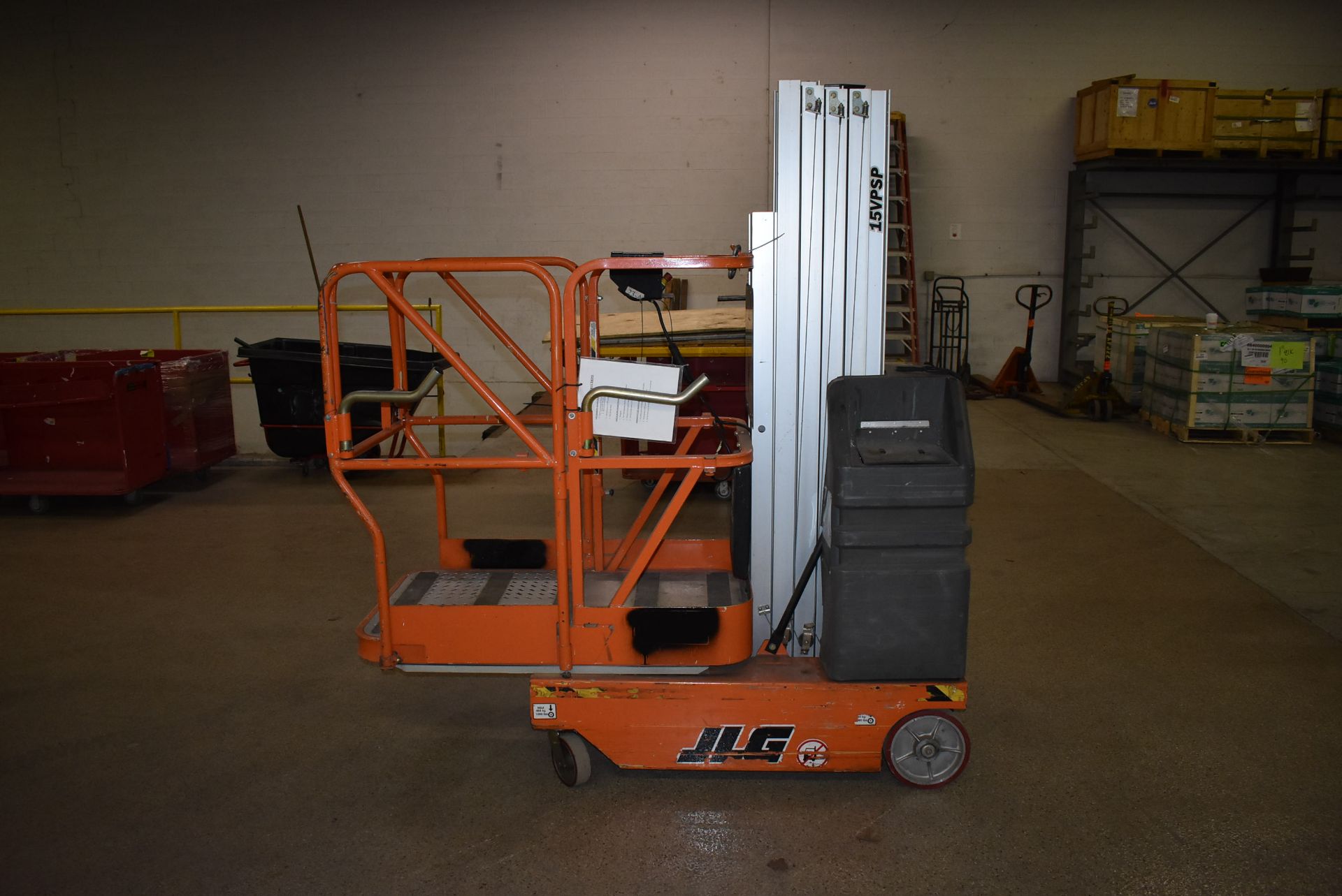 JLG 15VPSP 15 FT ELECTRIC DRIVABLE STOCK PICKER S/N: 0130003525 (2001) 500 LB. PLATFORM CAPACITY, 21 - Image 2 of 16