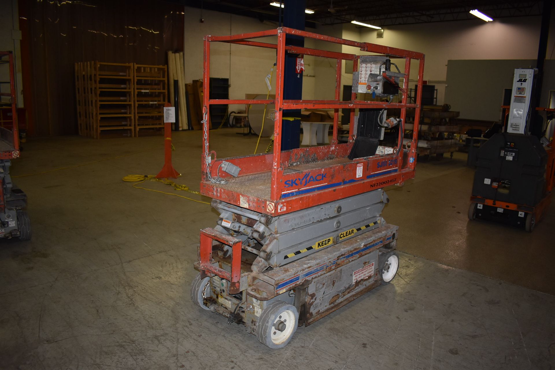 SKYJACK SJIII 3219 19 FT ELECTRIC SCISSOR LIFT S/N: 22002457, 550 LB PLATFORM CAPACITY, 25 FT - Image 5 of 13