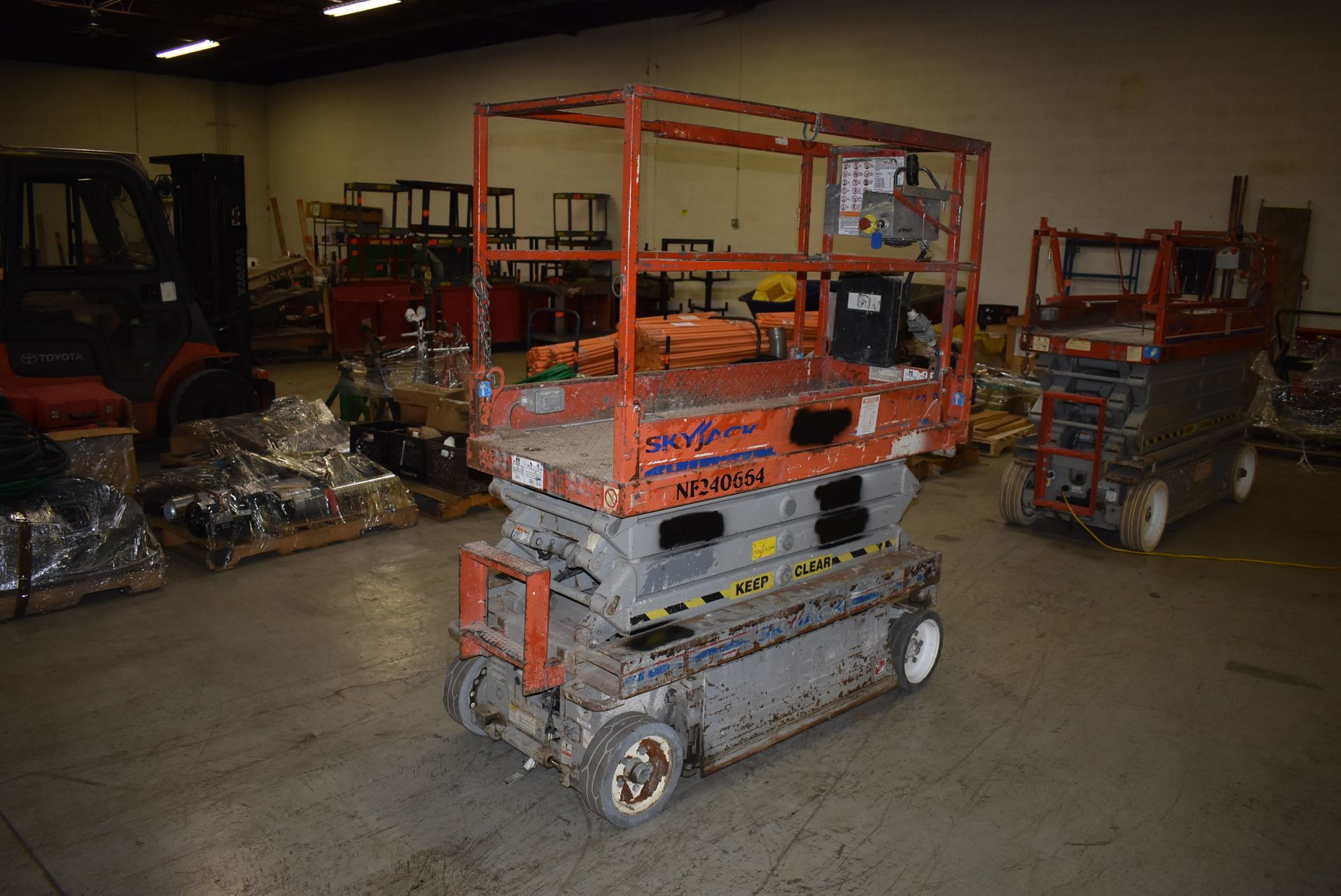 SKYJACK SJIII 3219 19 FT ELECTRIC SCISSOR LIFT S/N: 240664 (2004), 550 LB PLATFORM CAPACITY, 25 FT - Image 7 of 14