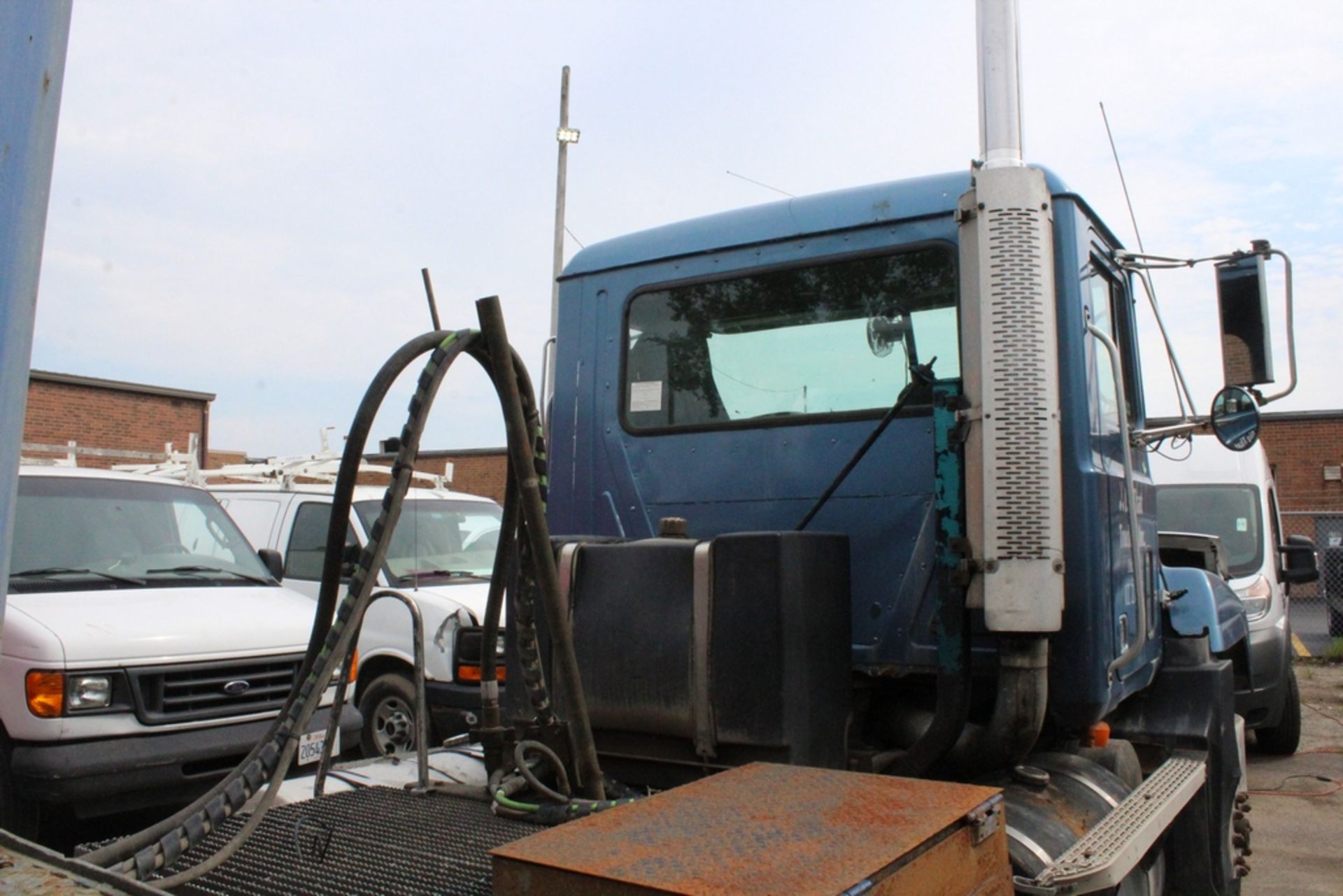 1995 MACK MODEL CH613 T/A TRUCK TRACTOR, 12.0L L6 DIESEL, VIN 1M1AA13Y3SW044146, E-7, 350 HP, - Image 4 of 8