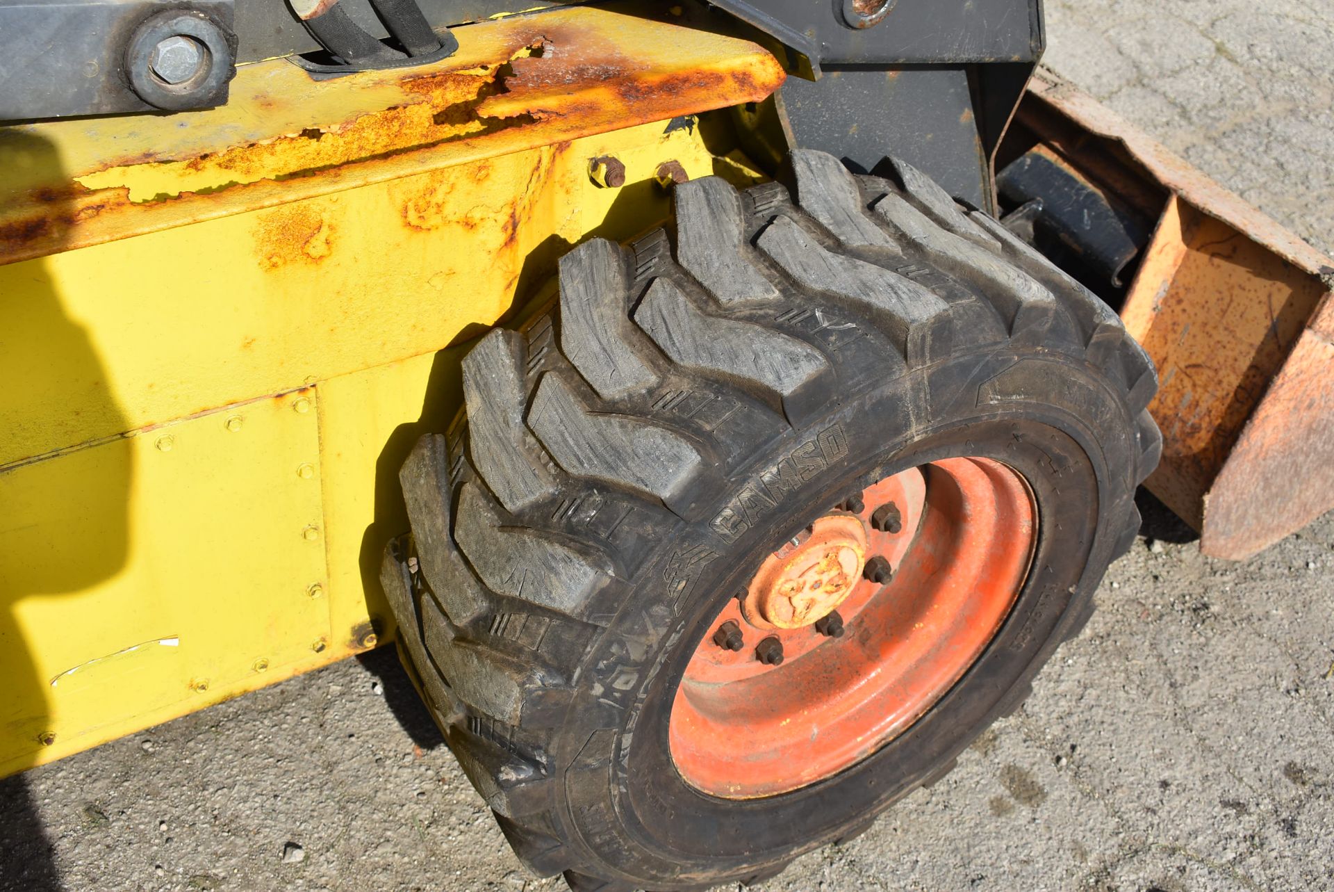 2004 NEW HOLLAND LS180 SKID STEER LOADER S/N: LMU023155, BUCKET, AUX. HYDRAULICS, CAB W/HEAT, 12.5- - Image 14 of 17