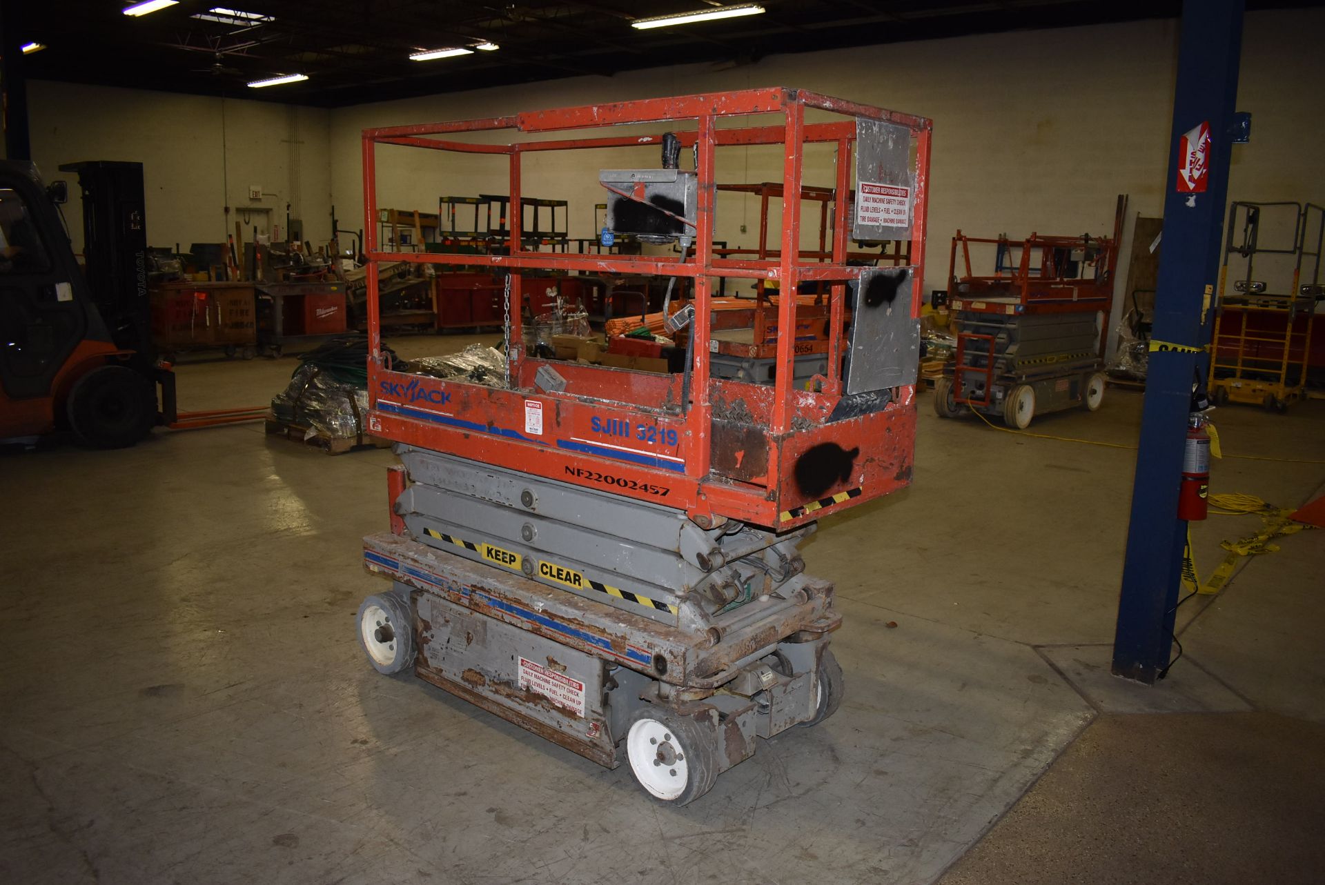 SKYJACK SJIII 3219 19 FT ELECTRIC SCISSOR LIFT S/N: 22002457, 550 LB PLATFORM CAPACITY, 25 FT - Image 7 of 13