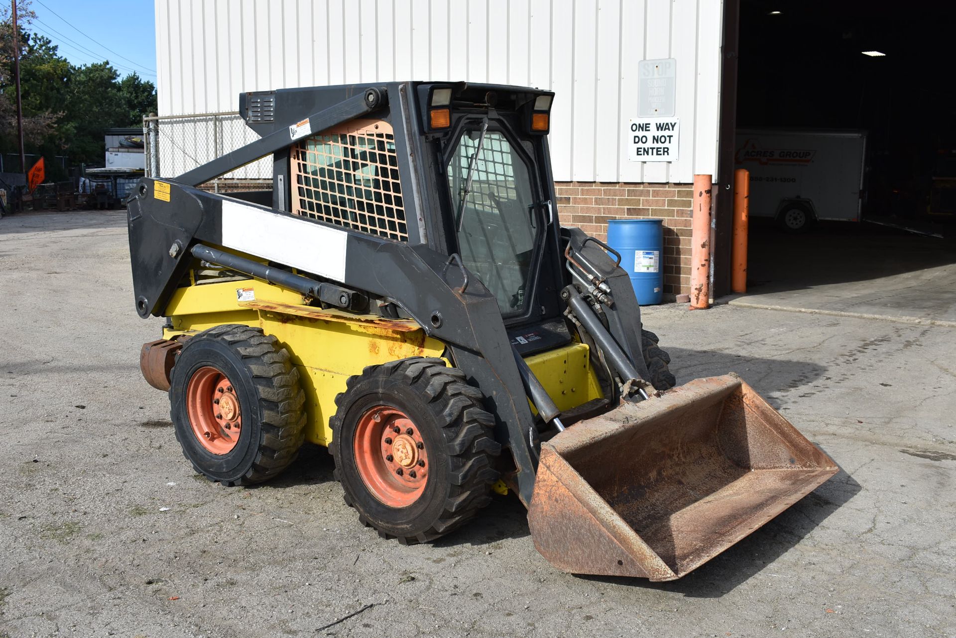 2004 NEW HOLLAND LS180 SKID STEER LOADER S/N: LMU023155, BUCKET, AUX. HYDRAULICS, CAB W/HEAT, 12.5- - Image 7 of 17