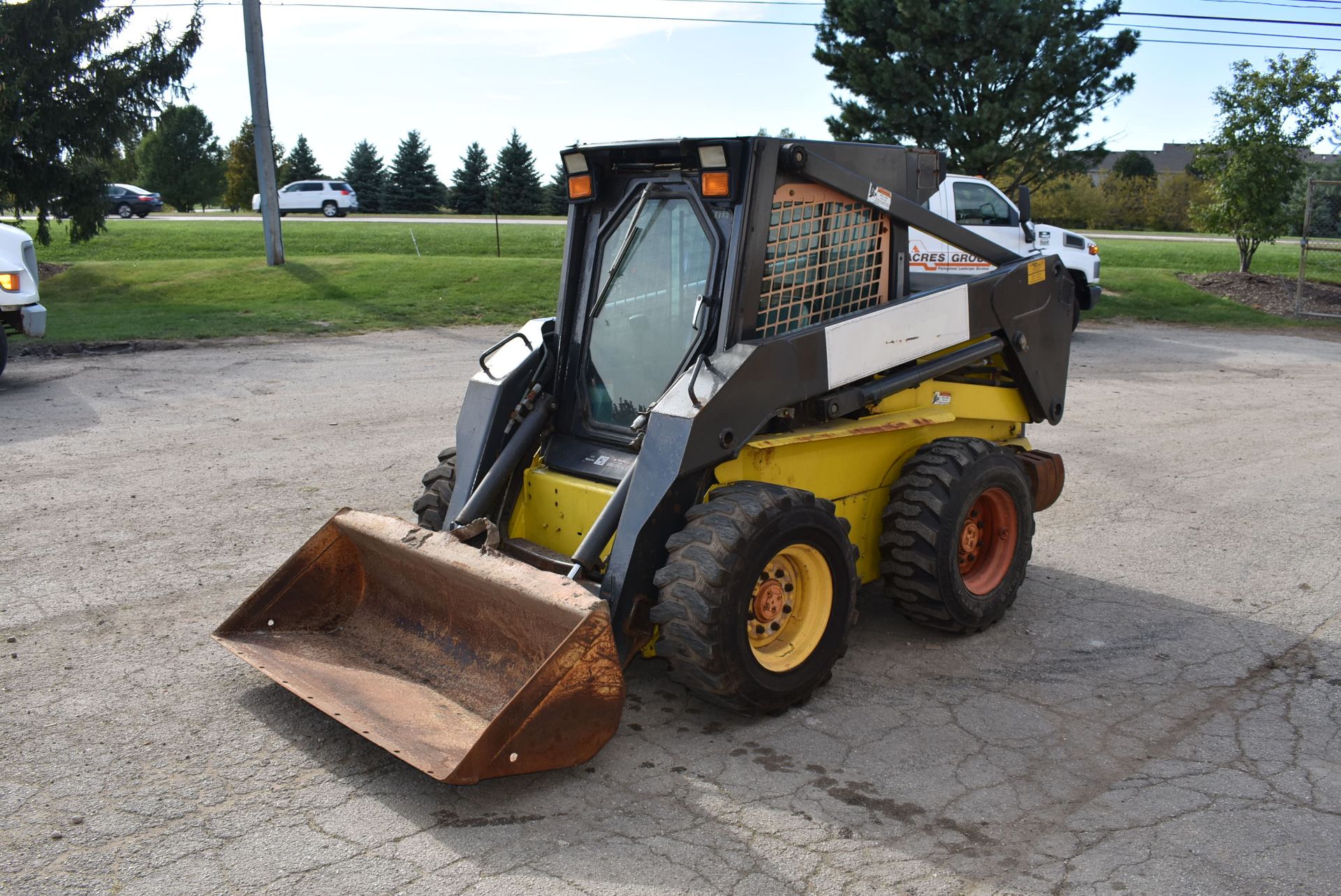 2004 NEW HOLLAND LS180 SKID STEER LOADER S/N: LMU023155, BUCKET, AUX. HYDRAULICS, CAB W/HEAT, 12.5-