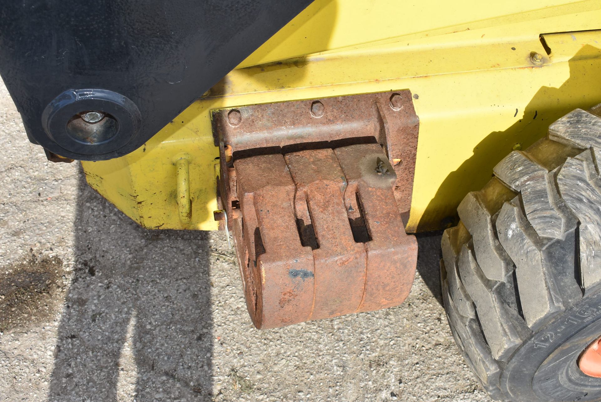 2004 NEW HOLLAND LS180 SKID STEER LOADER S/N: LMU023155, BUCKET, AUX. HYDRAULICS, CAB W/HEAT, 12.5- - Image 12 of 17