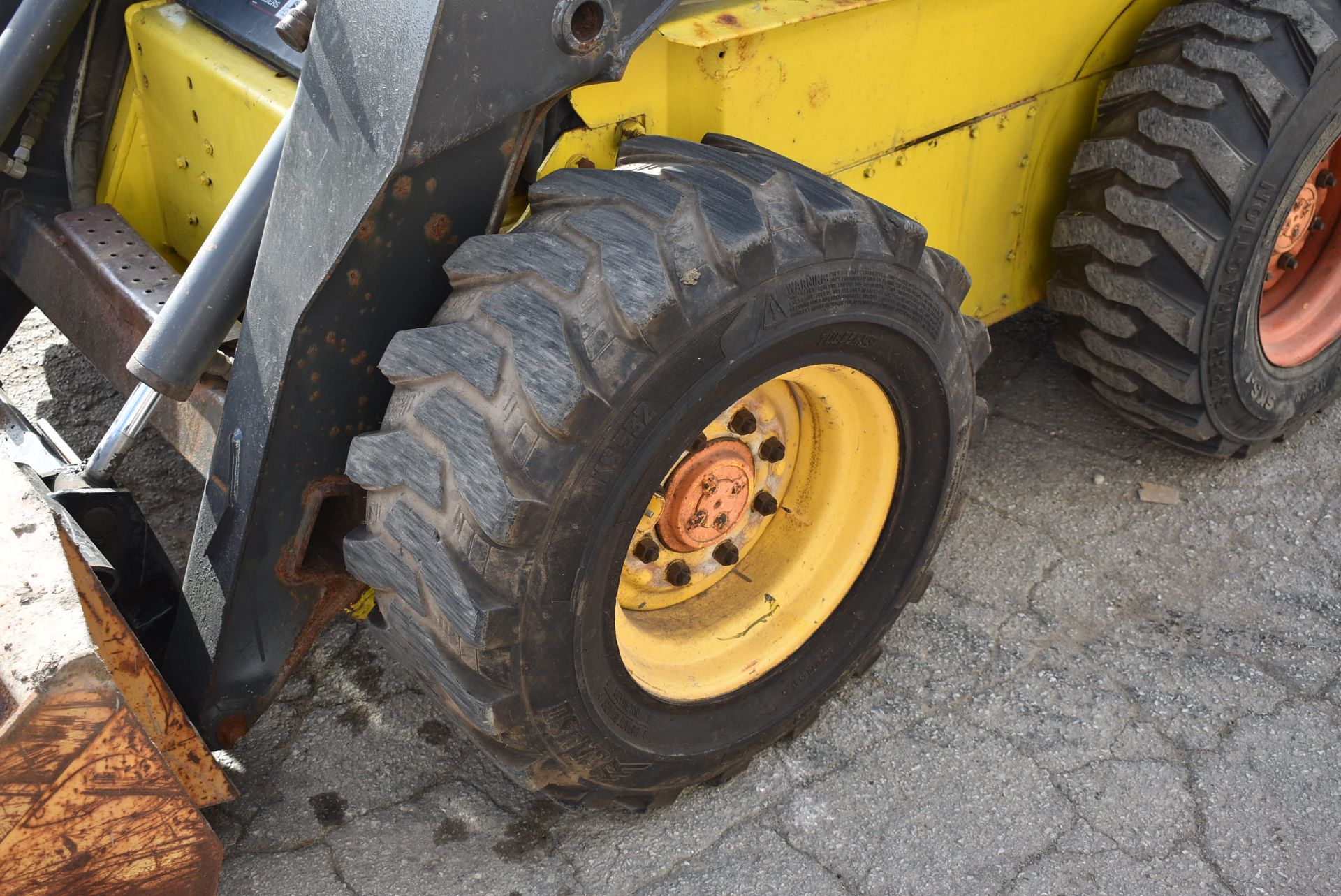 2004 NEW HOLLAND LS180 SKID STEER LOADER S/N: LMU023155, BUCKET, AUX. HYDRAULICS, CAB W/HEAT, 12.5- - Image 9 of 17