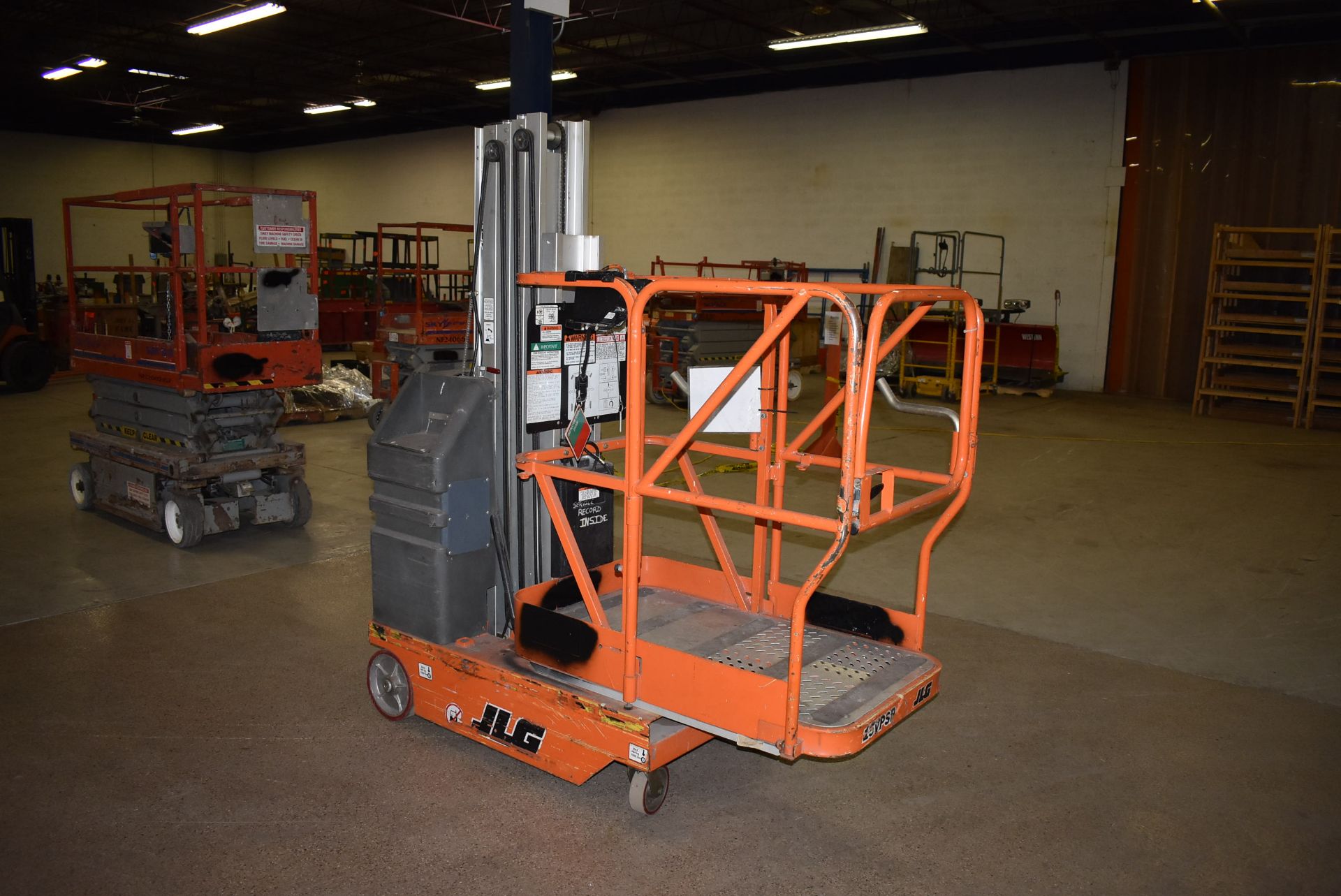 JLG 15VPSP 15 FT ELECTRIC DRIVABLE STOCK PICKER S/N: 0130003525 (2001) 500 LB. PLATFORM CAPACITY, 21 - Image 7 of 16