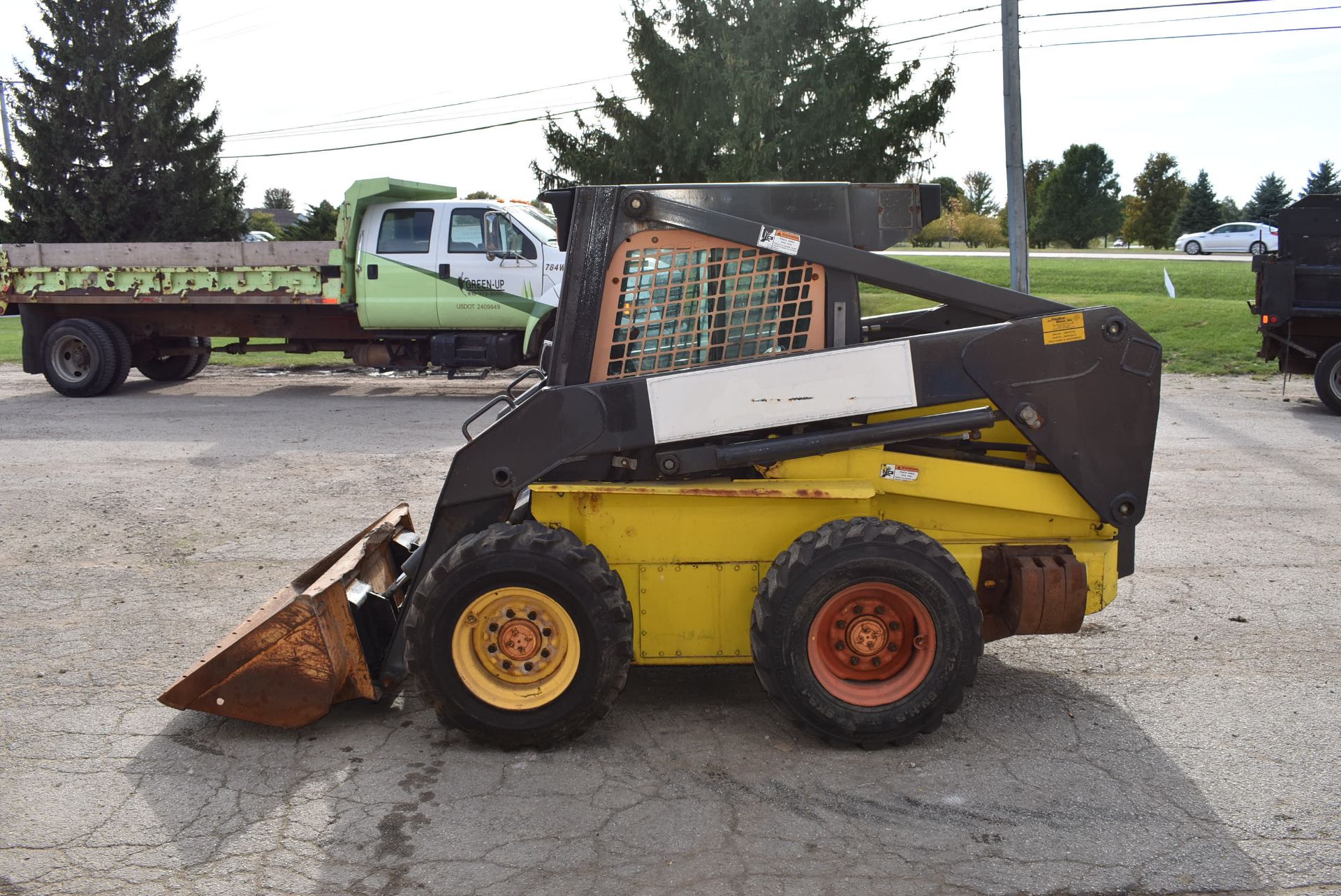 2004 NEW HOLLAND LS180 SKID STEER LOADER S/N: LMU023155, BUCKET, AUX. HYDRAULICS, CAB W/HEAT, 12.5- - Image 2 of 17