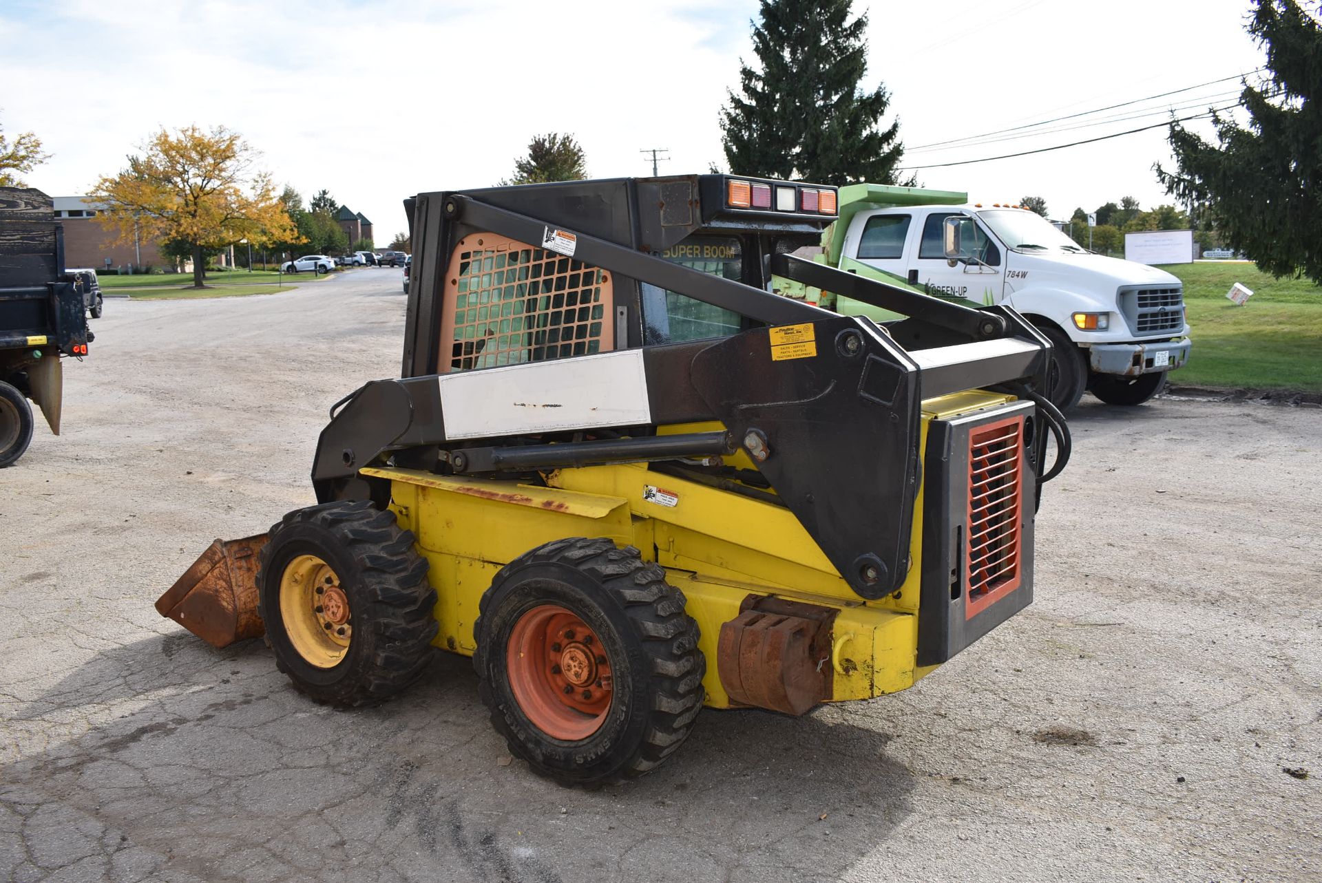 2004 NEW HOLLAND LS180 SKID STEER LOADER S/N: LMU023155, BUCKET, AUX. HYDRAULICS, CAB W/HEAT, 12.5- - Image 3 of 17