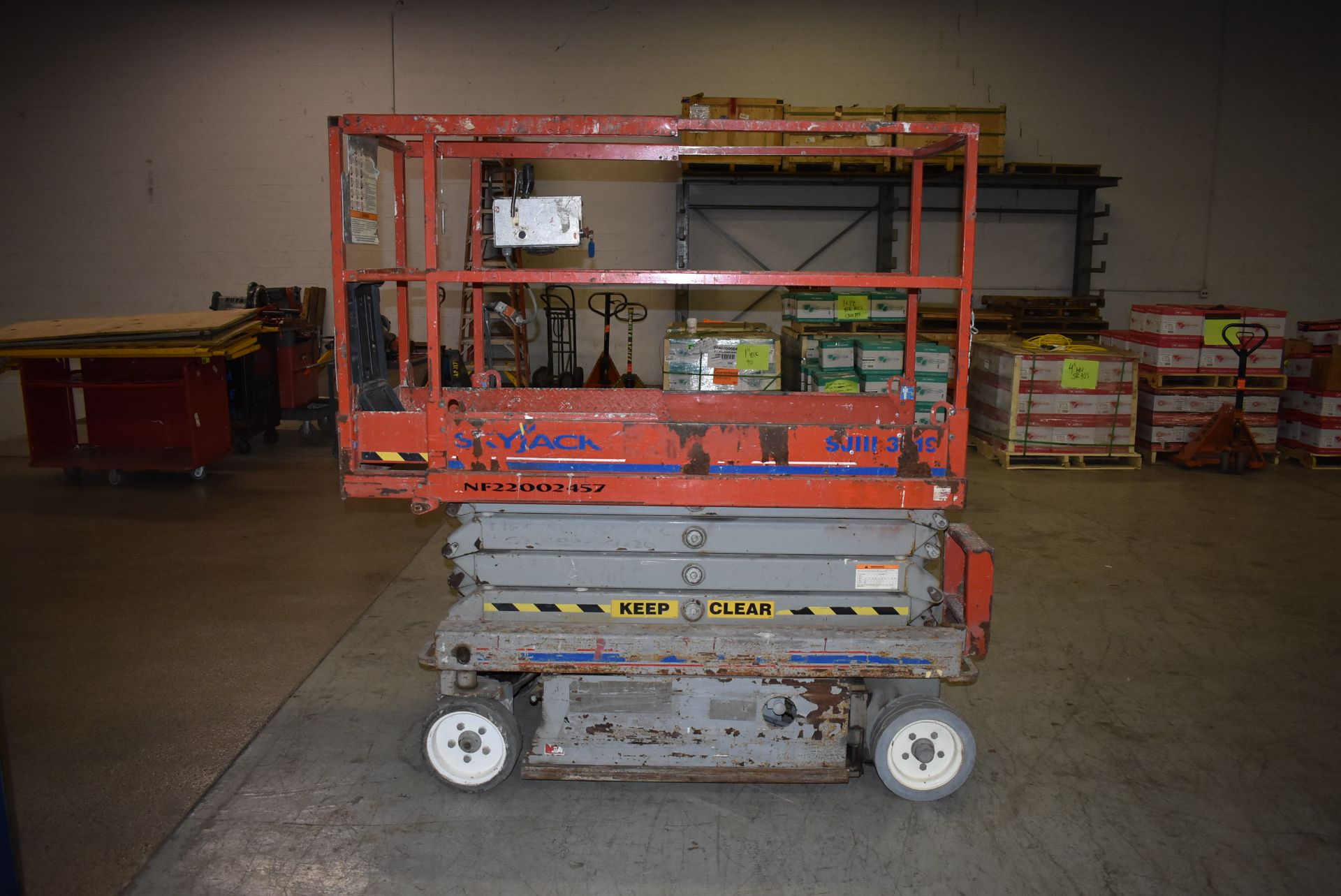 SKYJACK SJIII 3219 19 FT ELECTRIC SCISSOR LIFT S/N: 22002457, 550 LB PLATFORM CAPACITY, 25 FT - Image 2 of 13