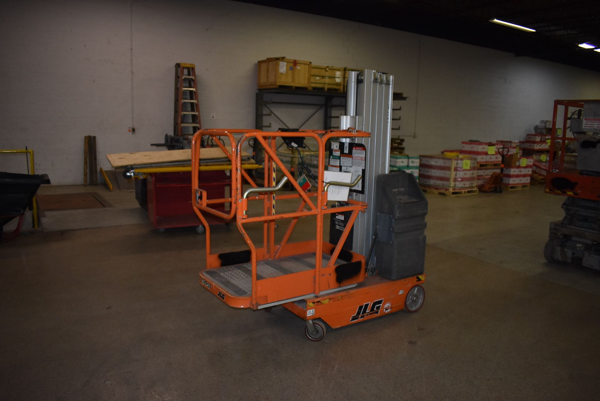 JLG 15VPSP 15 FT ELECTRIC DRIVABLE STOCK PICKER S/N: 0130003525 (2001) 500 LB. PLATFORM CAPACITY, 21