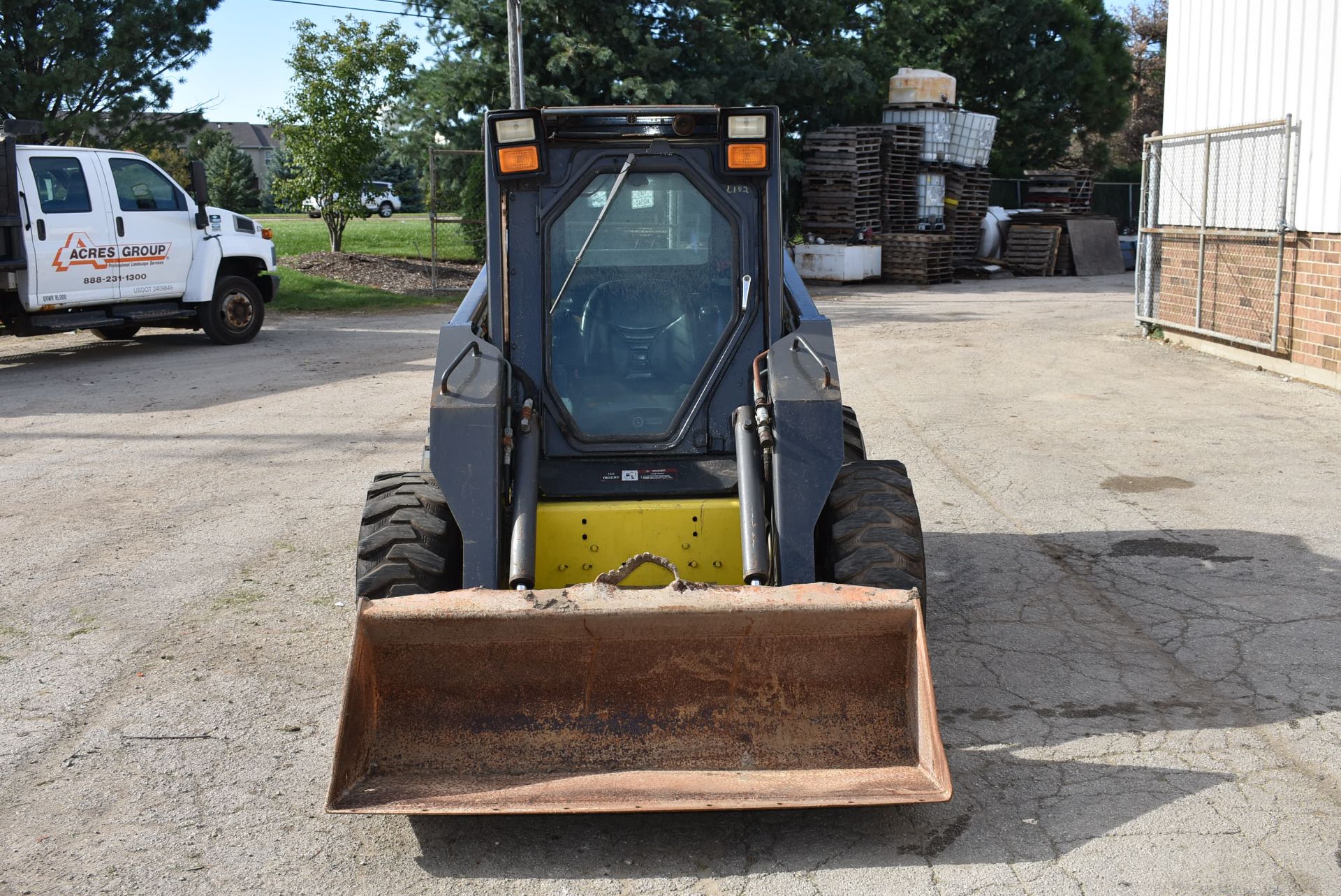 2004 NEW HOLLAND LS180 SKID STEER LOADER S/N: LMU023155, BUCKET, AUX. HYDRAULICS, CAB W/HEAT, 12.5- - Image 8 of 17