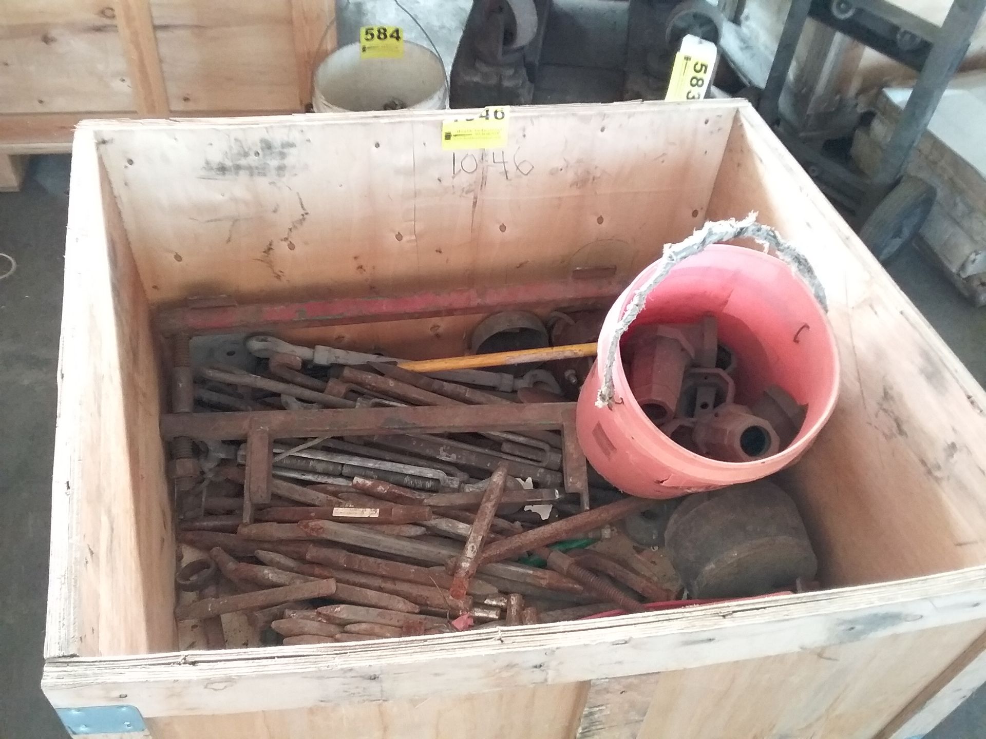 LOT: AIR COMPERSSOR FITTINGS IN BUCKET