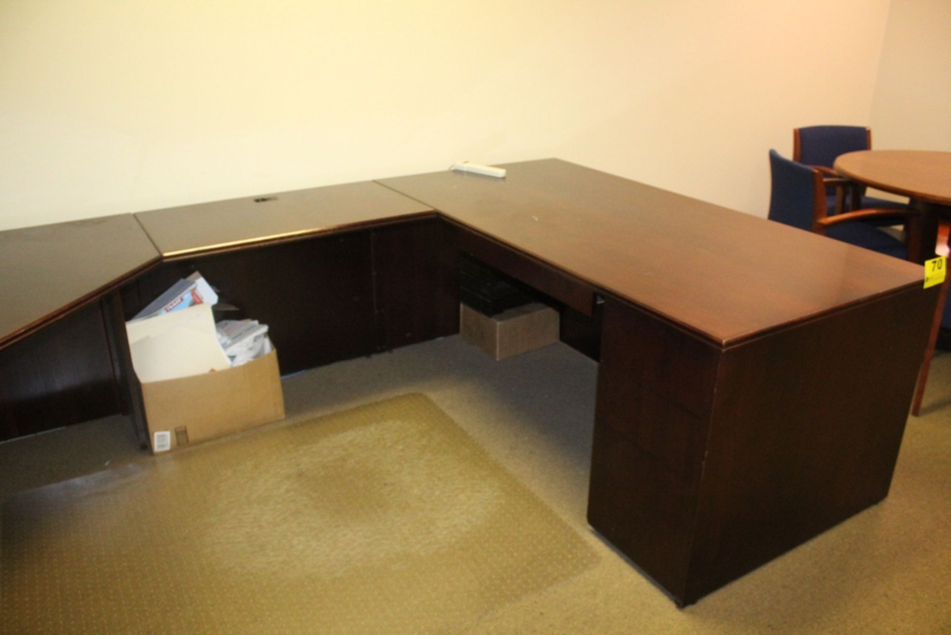 LARGE U-SHAPED DESK, 114" X 72" WITH TWO LATERAL FILE CABINETS - Image 3 of 4