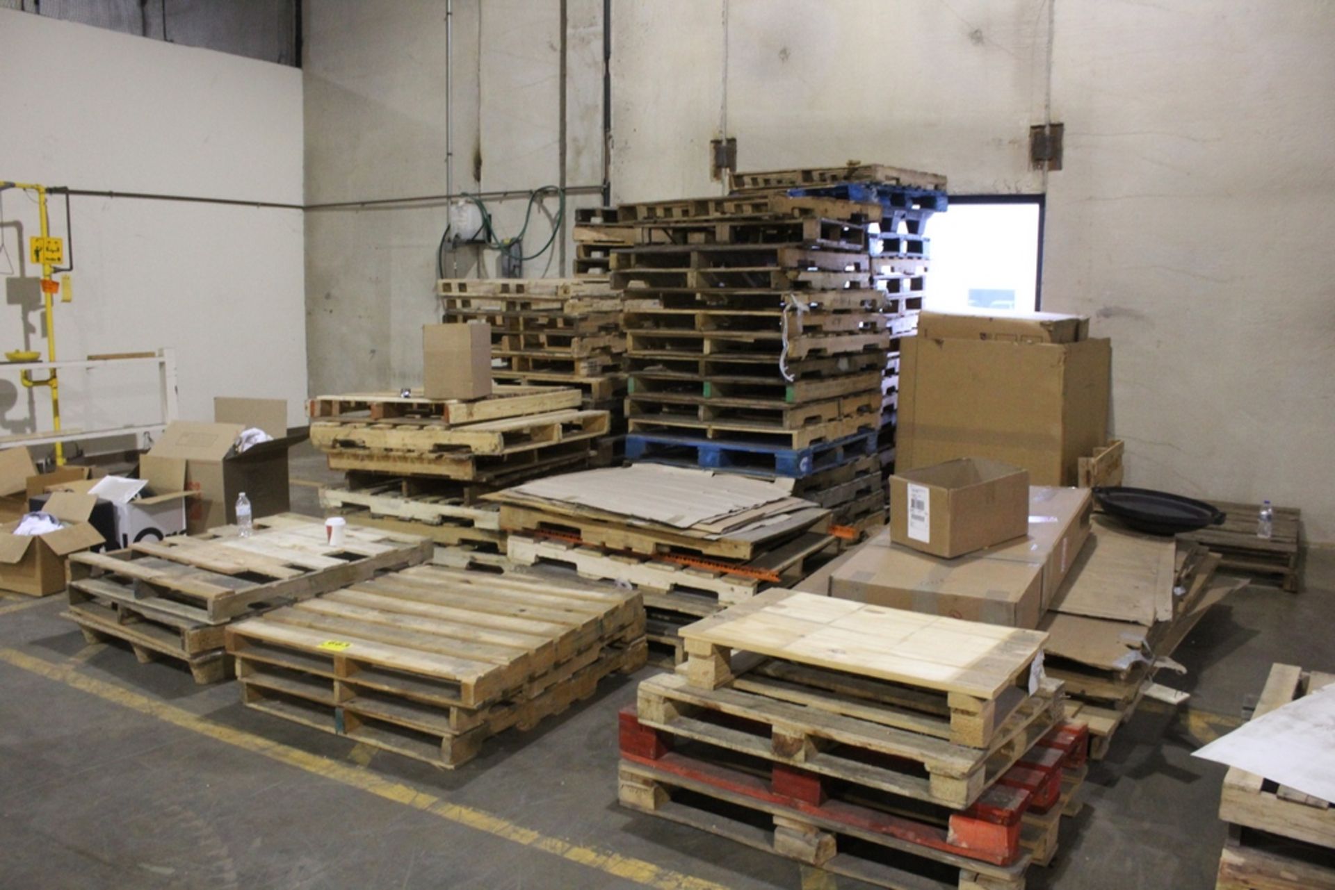 LARGE QUANTITY OF ASSORTED WOOD SKIDS