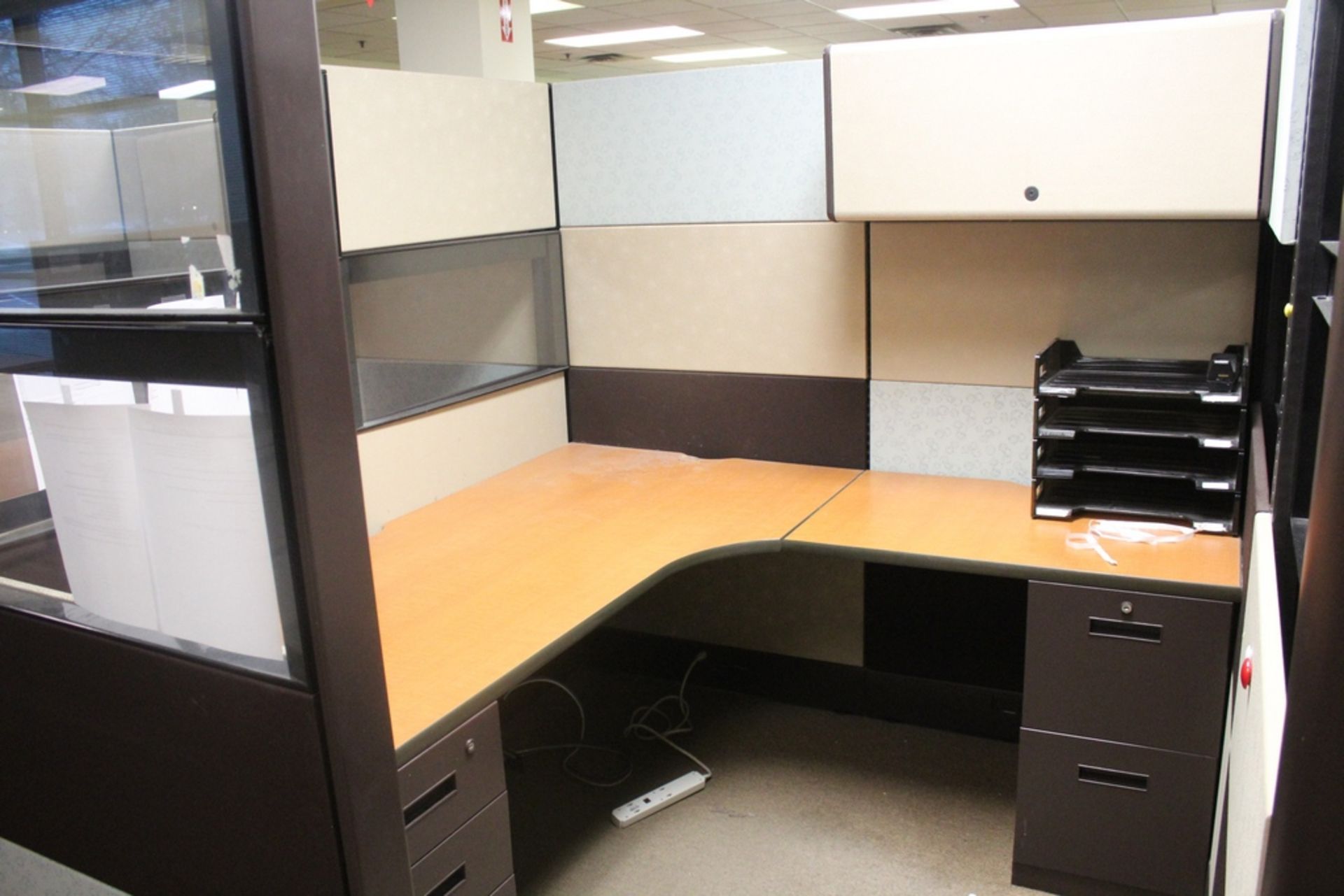 TEN STATION OFFICE CUBICLE, 32' X 12'5" X 71" OR 76" X 76" EACH - Image 2 of 4