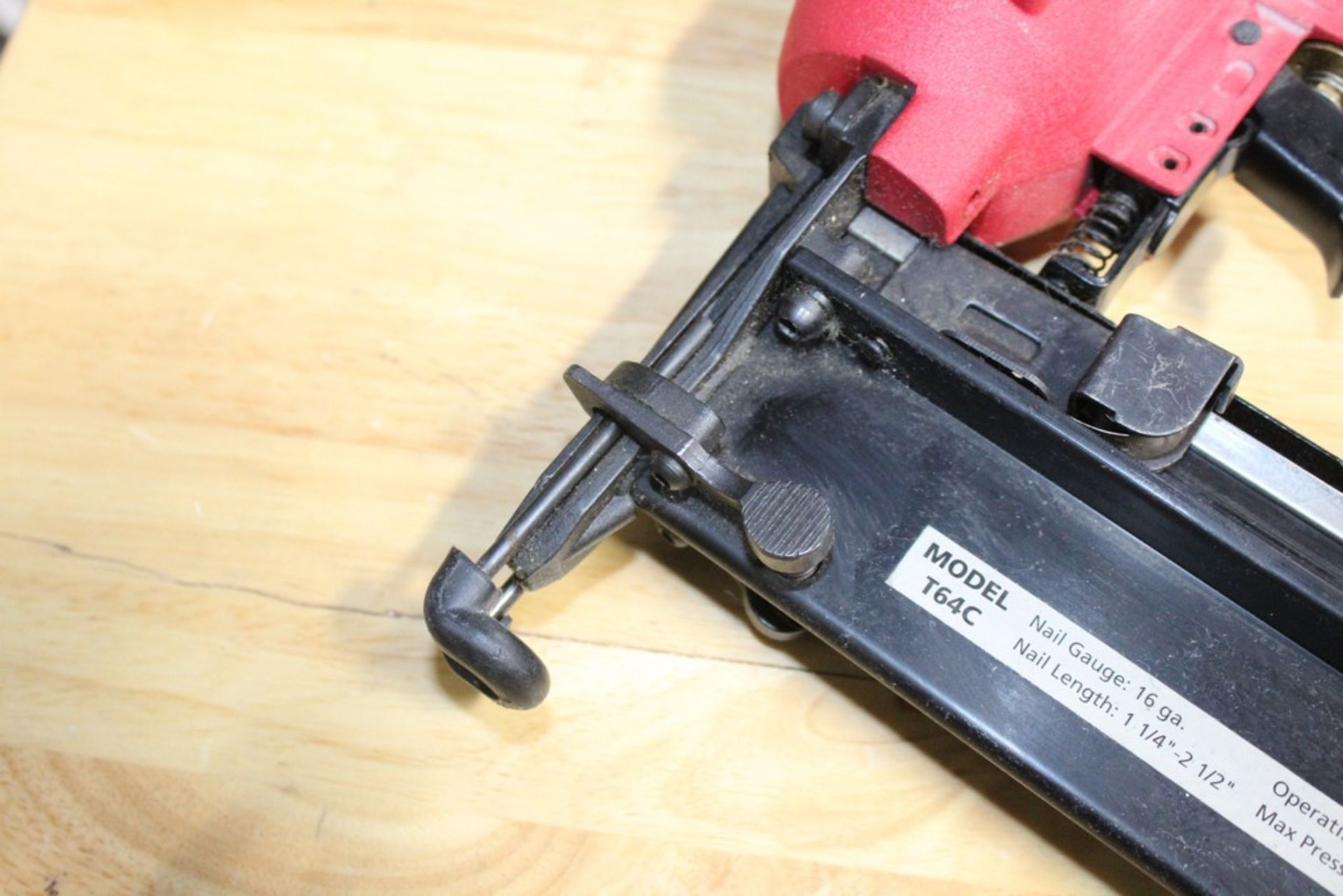 TOOLSHOP MODEL T64C PNEUMATIC BRAD NAILER, 16GA., 1-1/4" TO 2-1/2" LENGTH - Bild 2 aus 2