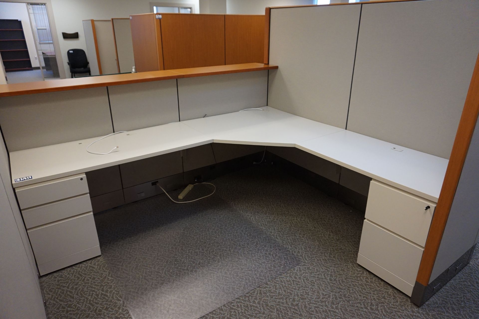 Knoll Reception Workstation with L-Shaped Desks - Image 3 of 4