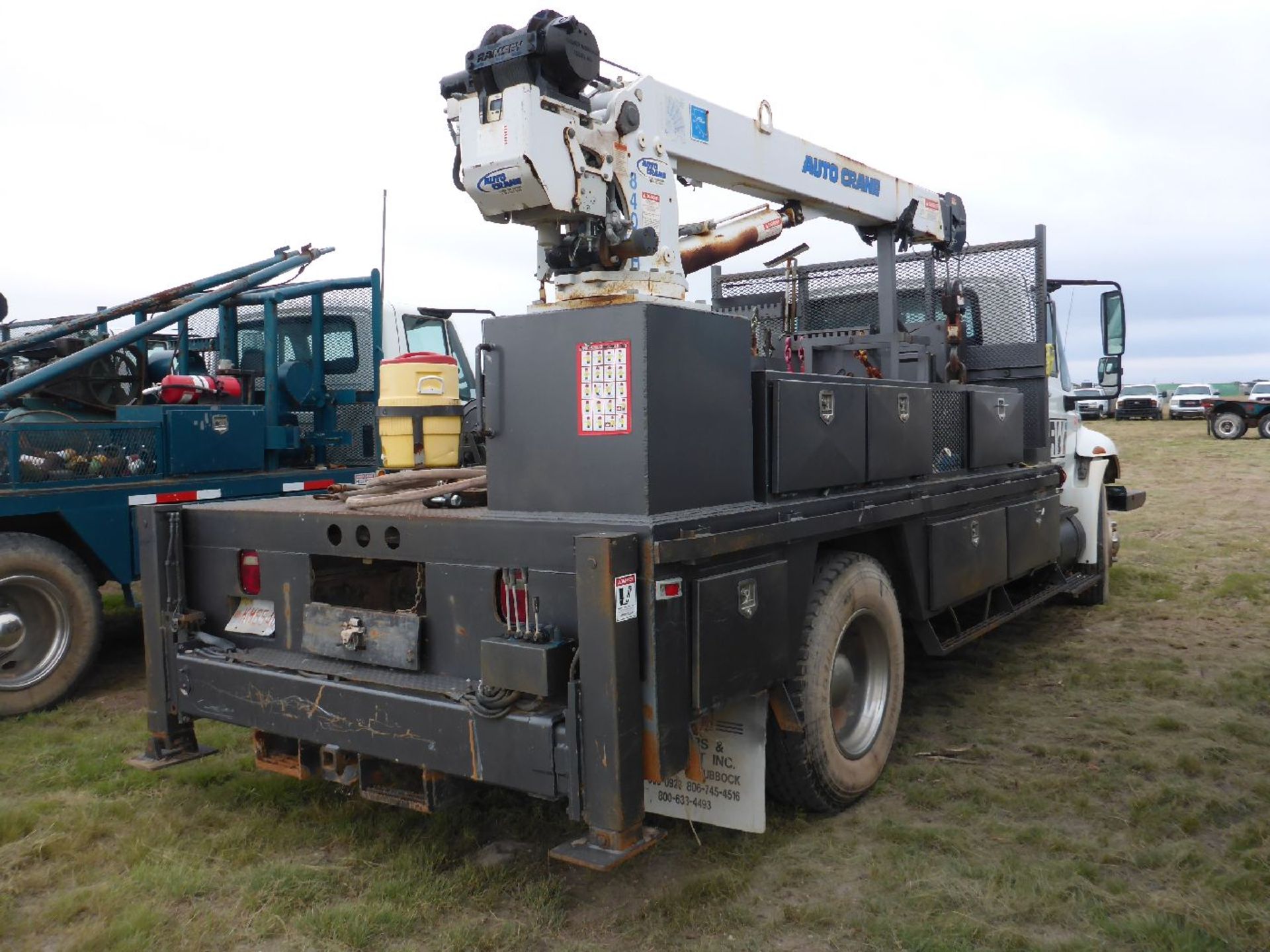 831 International Model 4300 2 Ton Diesel Gang Truck - Image 6 of 8