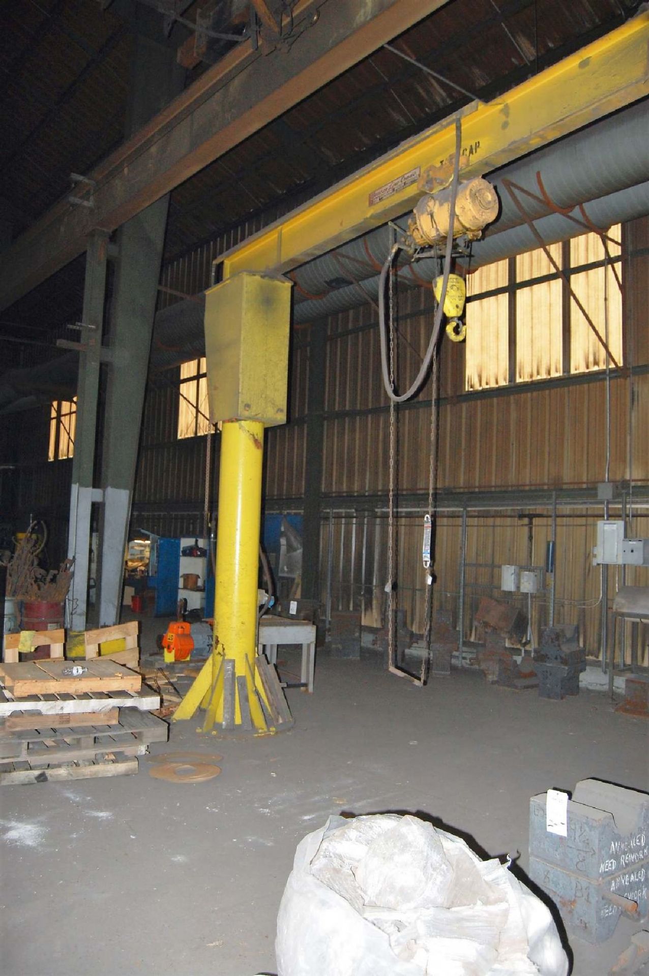 2 Ton Beacon Line Floor Mounted Jib Crane - Image 2 of 3