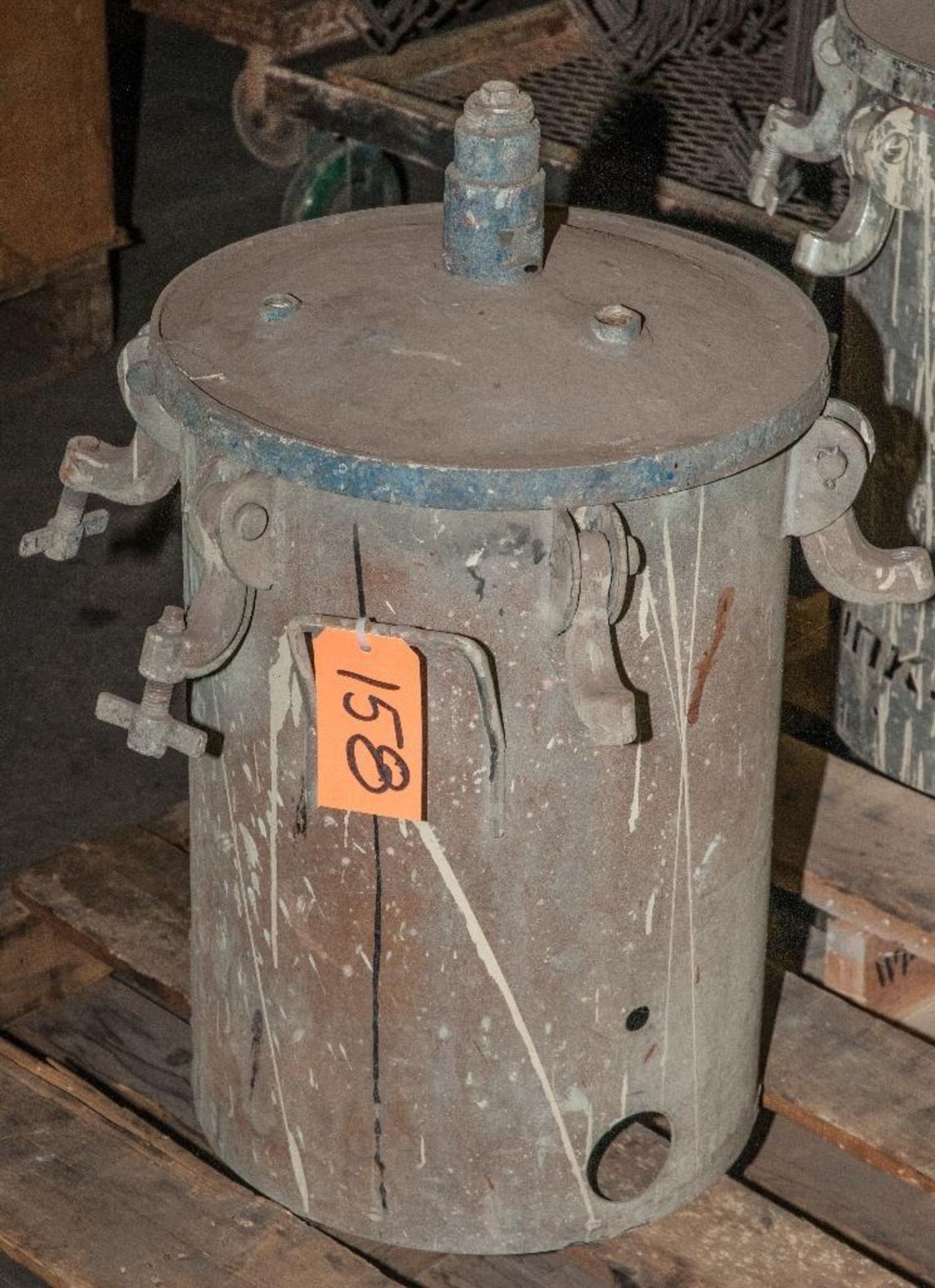 Spray Paint Pressure Pot Tank, Guessing 8 Gal?, LOCATED-Super Steel 7900 W. Tower Ave Milwaukee, WI