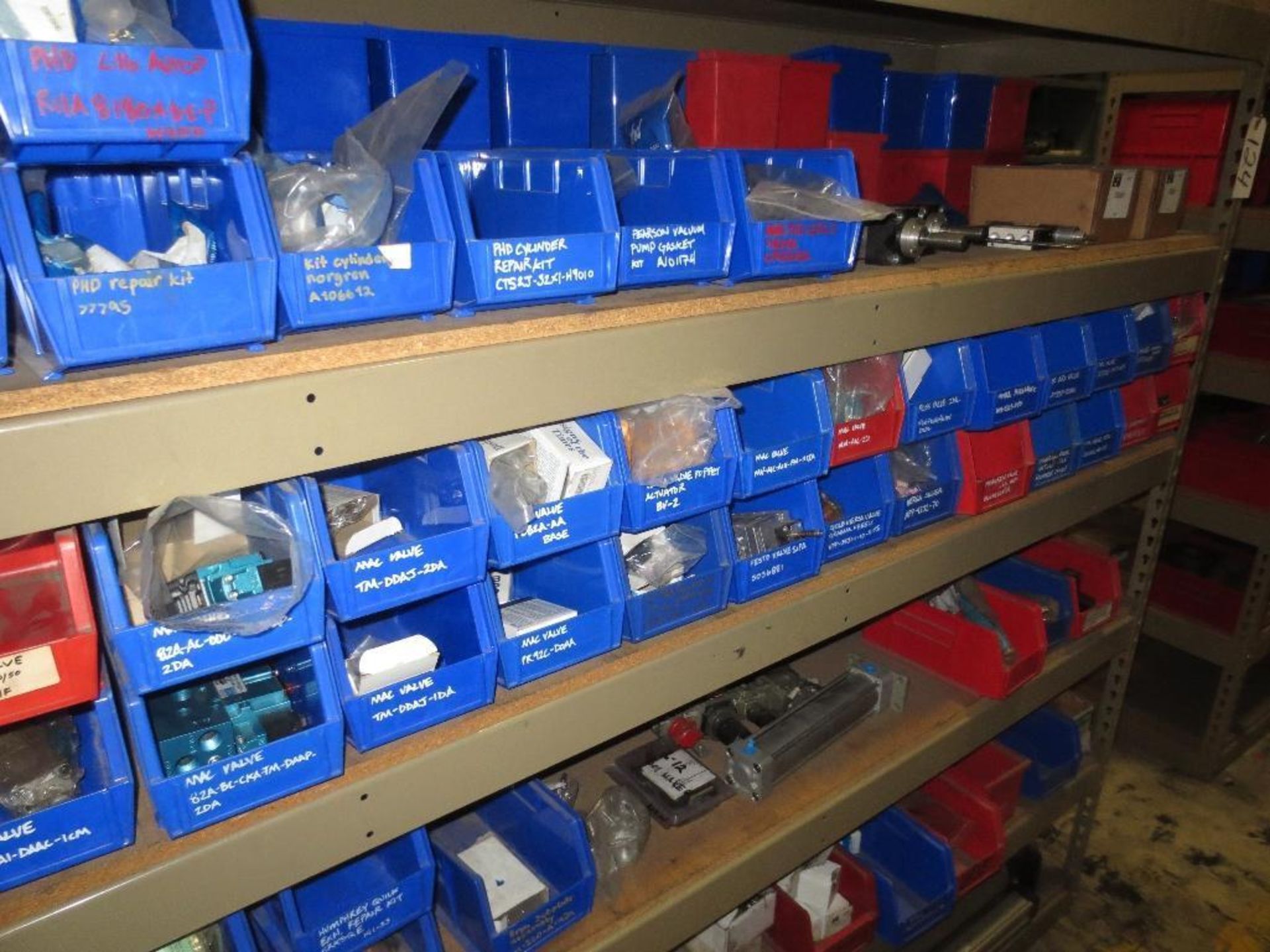 Shelf Plus Contents Of Various Size Pneumatic Cylinders & Valves - Image 3 of 6