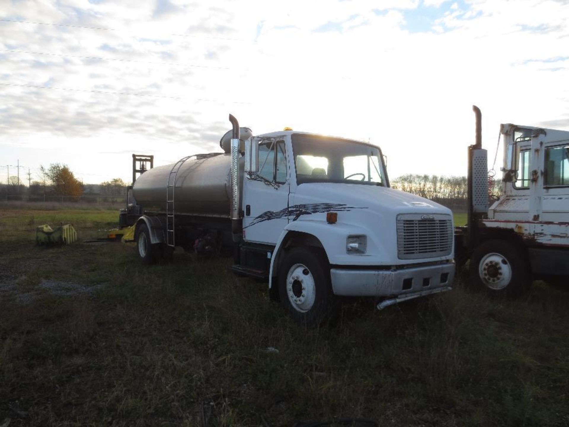 1997 Freightliner Water Truck, 103,406 Miles Vin# 1FV6HLBA1WH922608- - Image 5 of 19