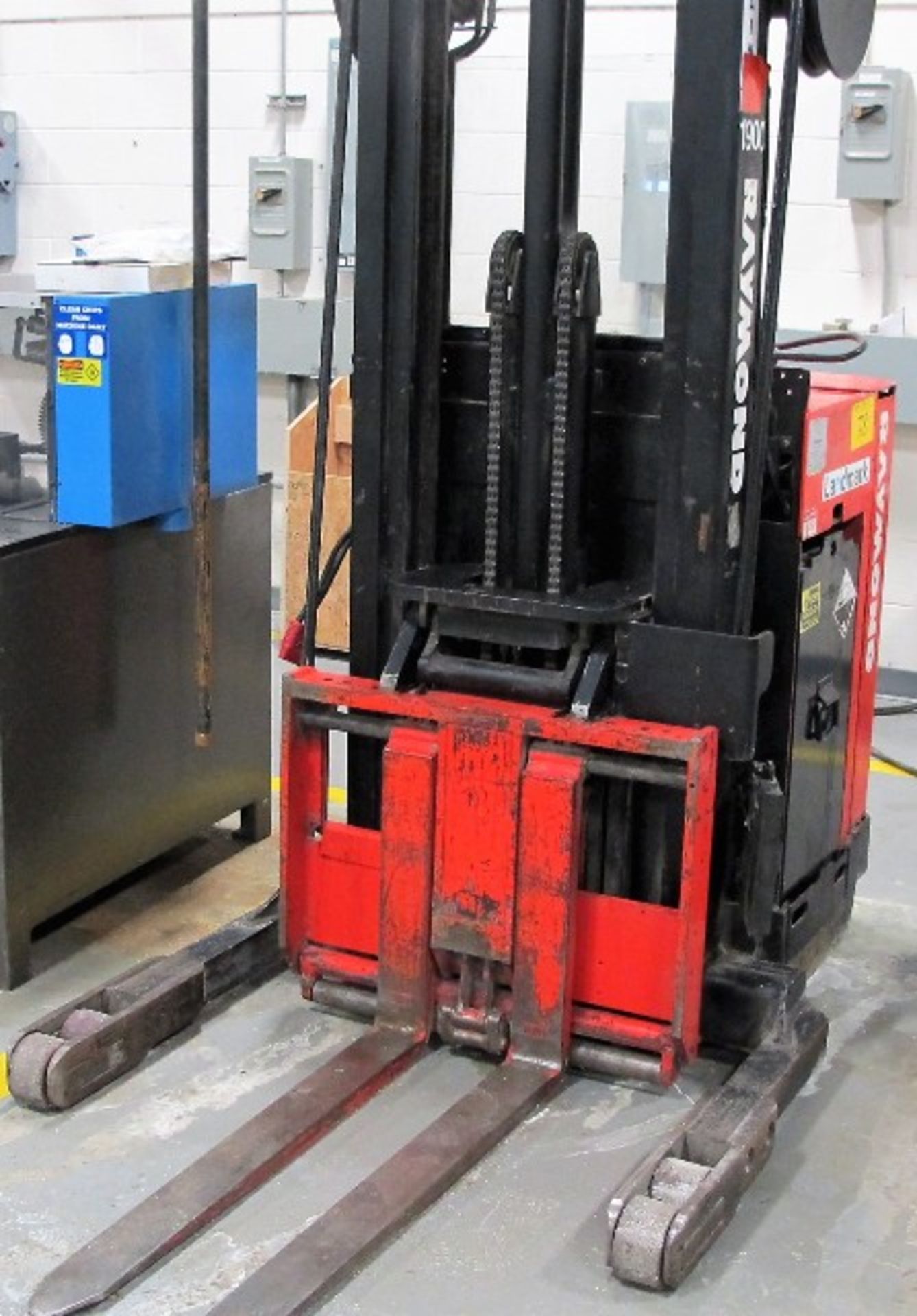 RAYMOND MOD. 20-R 3055, 3000 LB REACH TRUCK W/24 VOLT CHARGER, S/N 20-2723-C - Image 3 of 6