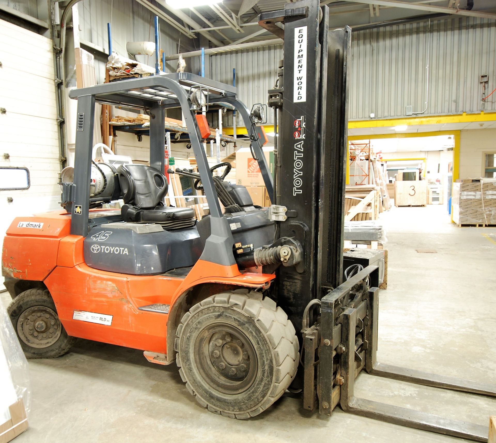 TOYOTA MOD. 7FGU45, 9000 LB FORKLIFT W/PNEUMATIC TIRES, 2 STAGE MAST, HYDRAULIC FORK SPREADER, S/N - Image 7 of 7